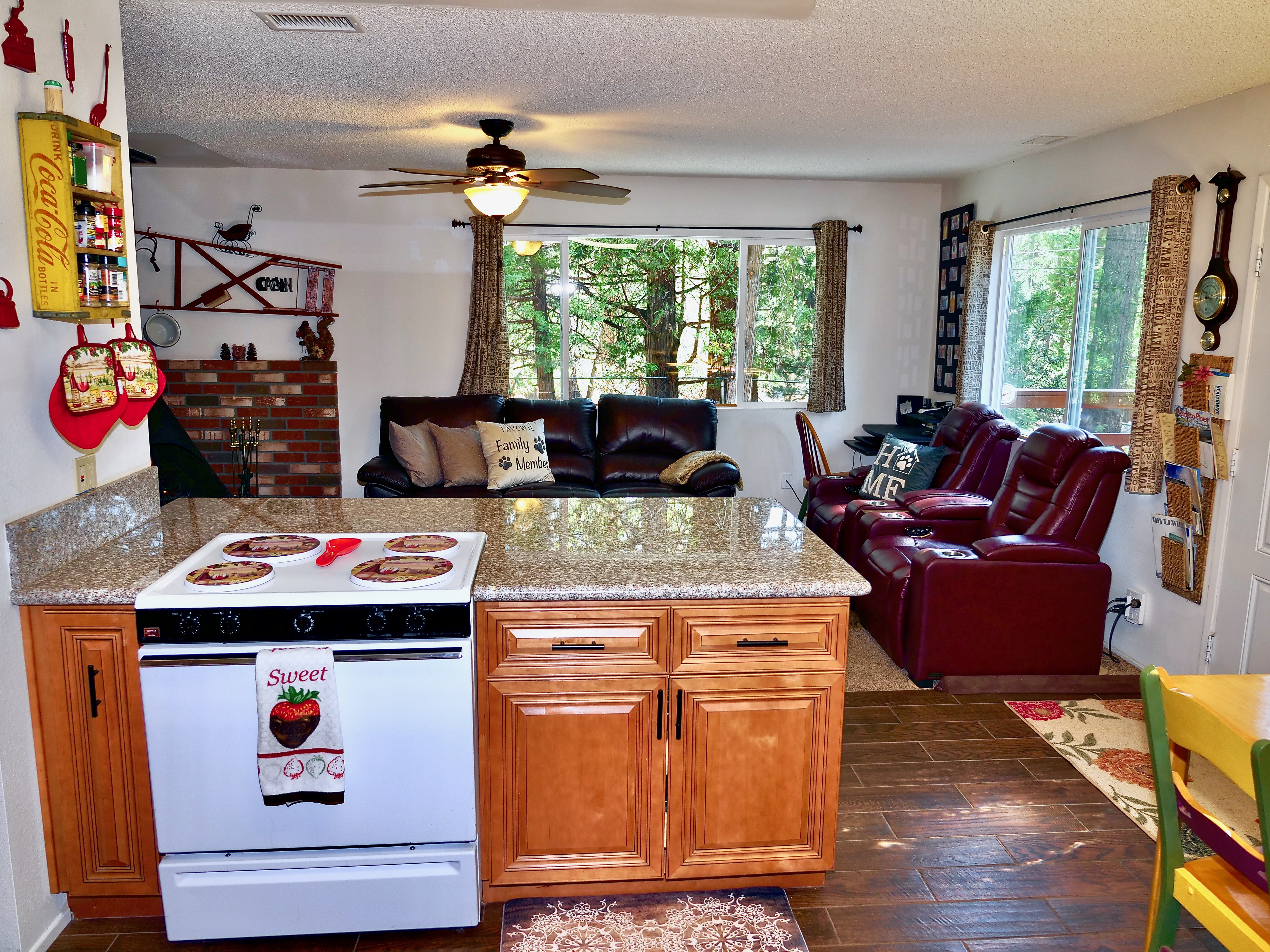 Kitchen fully equipped with all essentials and open floor plan t-Original