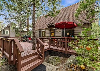 Large spacious deck with plenty of outdoor seating.