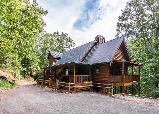 Poppy's Great Escape - 4 Bed/4 Bath Log Cabin- Hot Tub - Gated - Dog Friendly