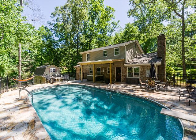 Downtown Family Retreat - 5 Beds & 3.5 Baths - 3 Minutes to Dahlonega - Pool