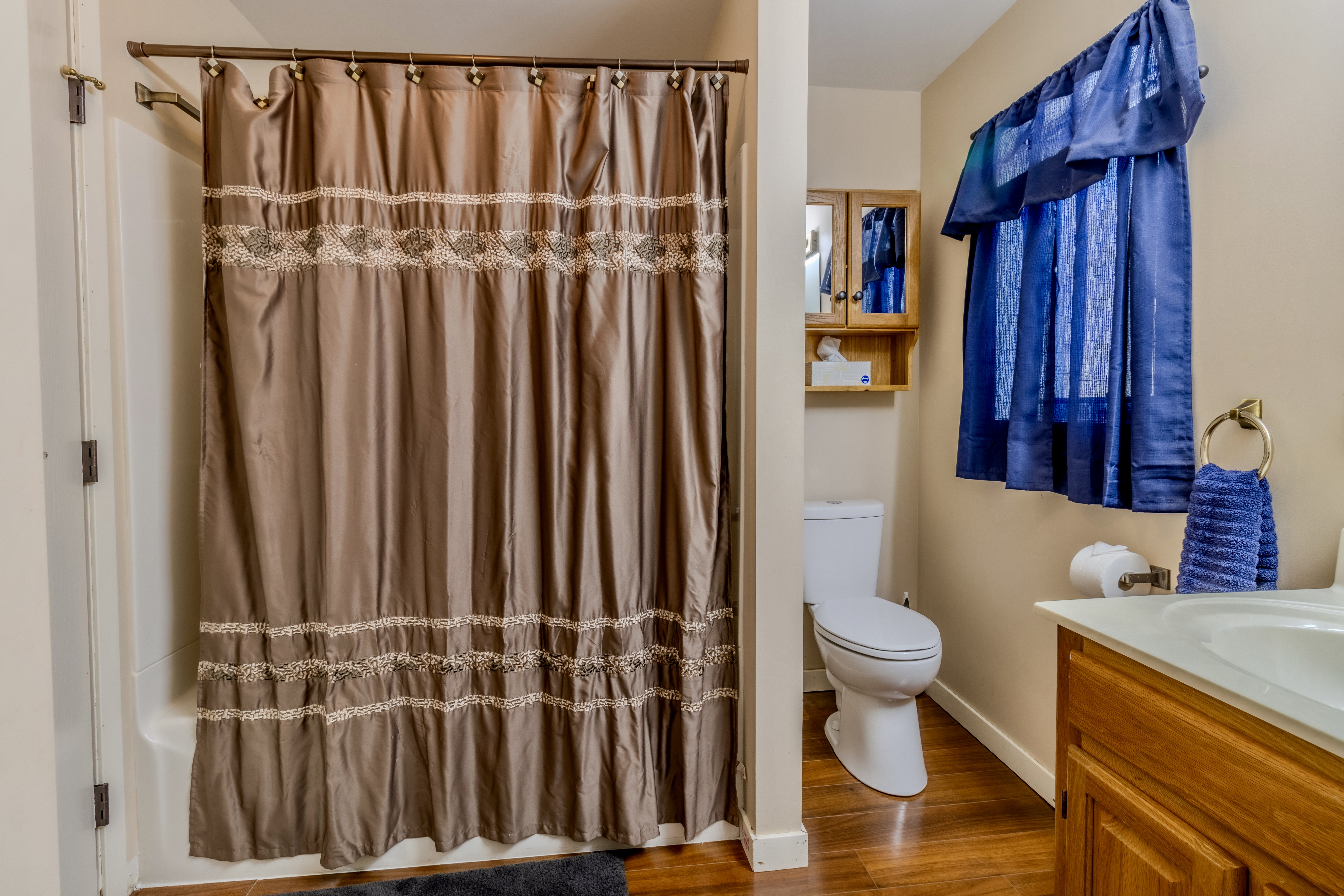 Main Bathroom (Second Floor)