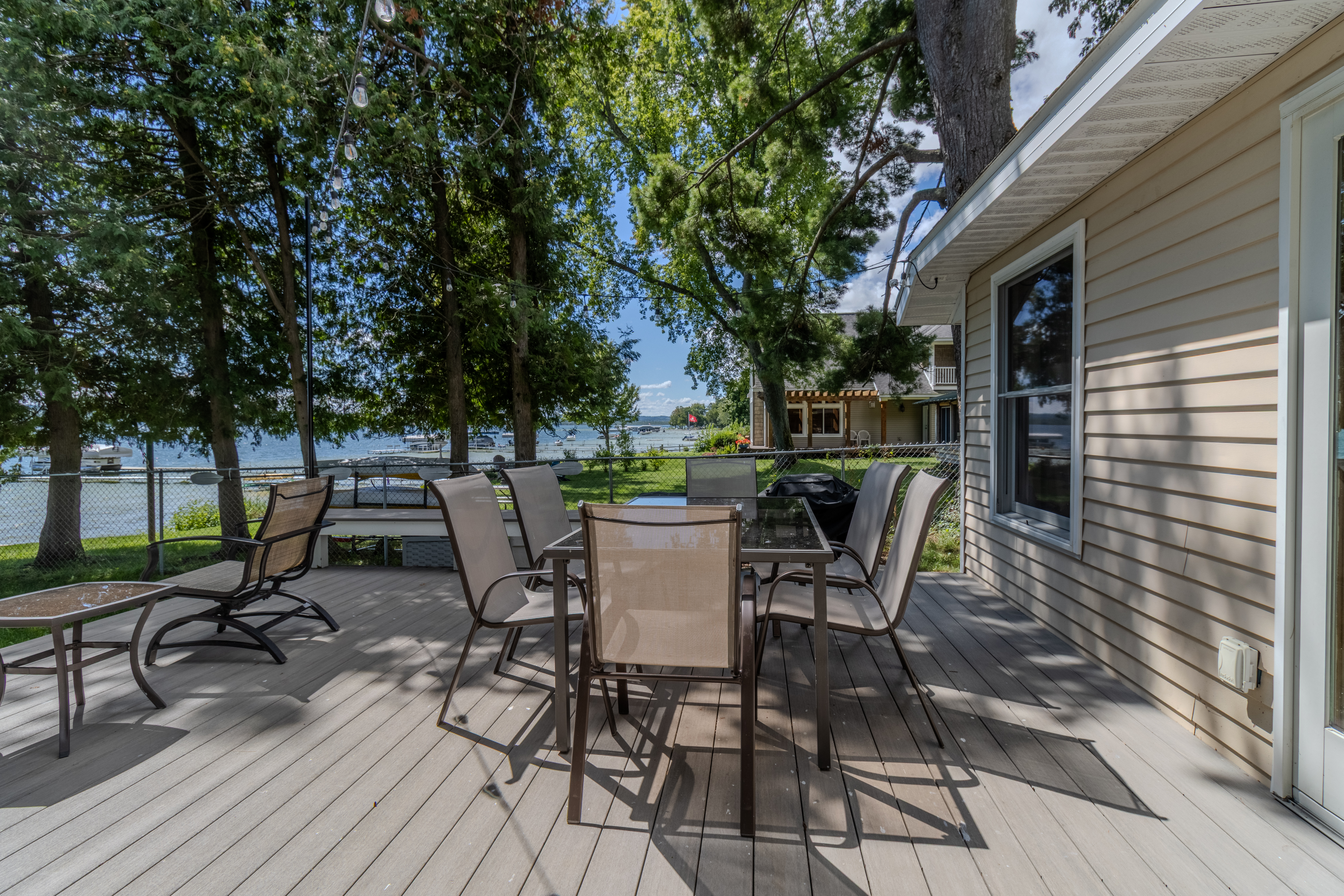 Four Feathers | Photo 87