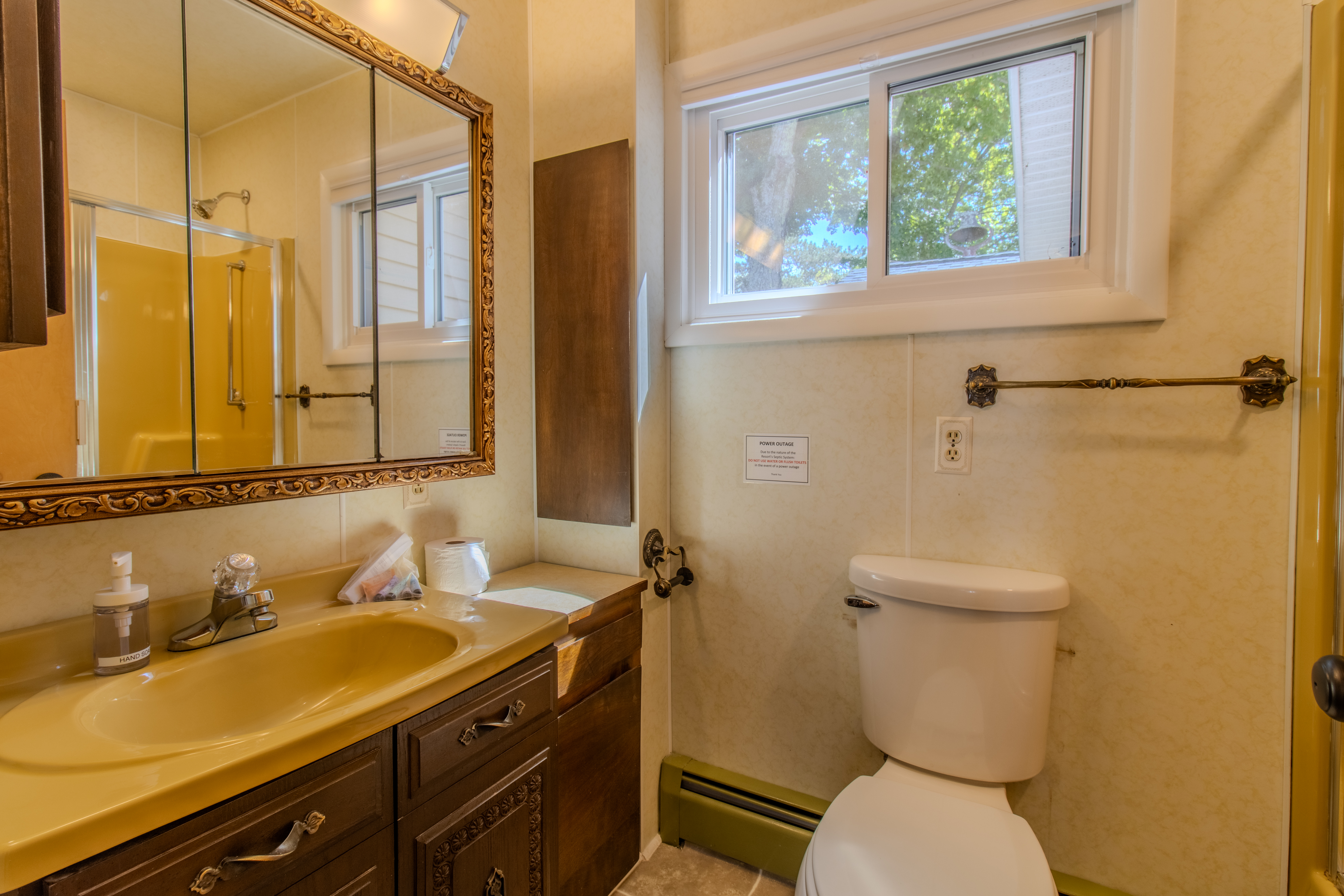 Four Feathers | Photo 25