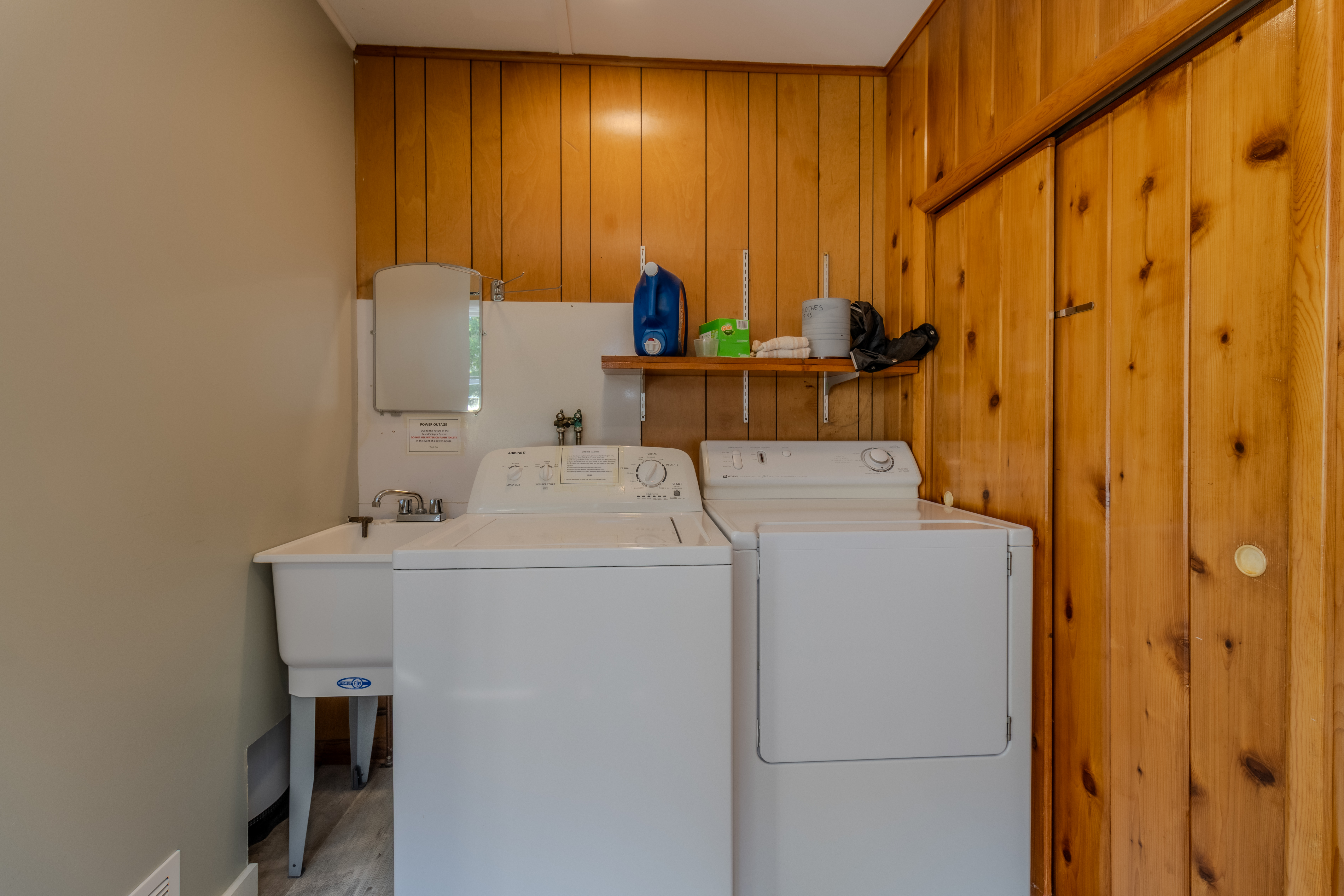 Four Feathers | Photo 9