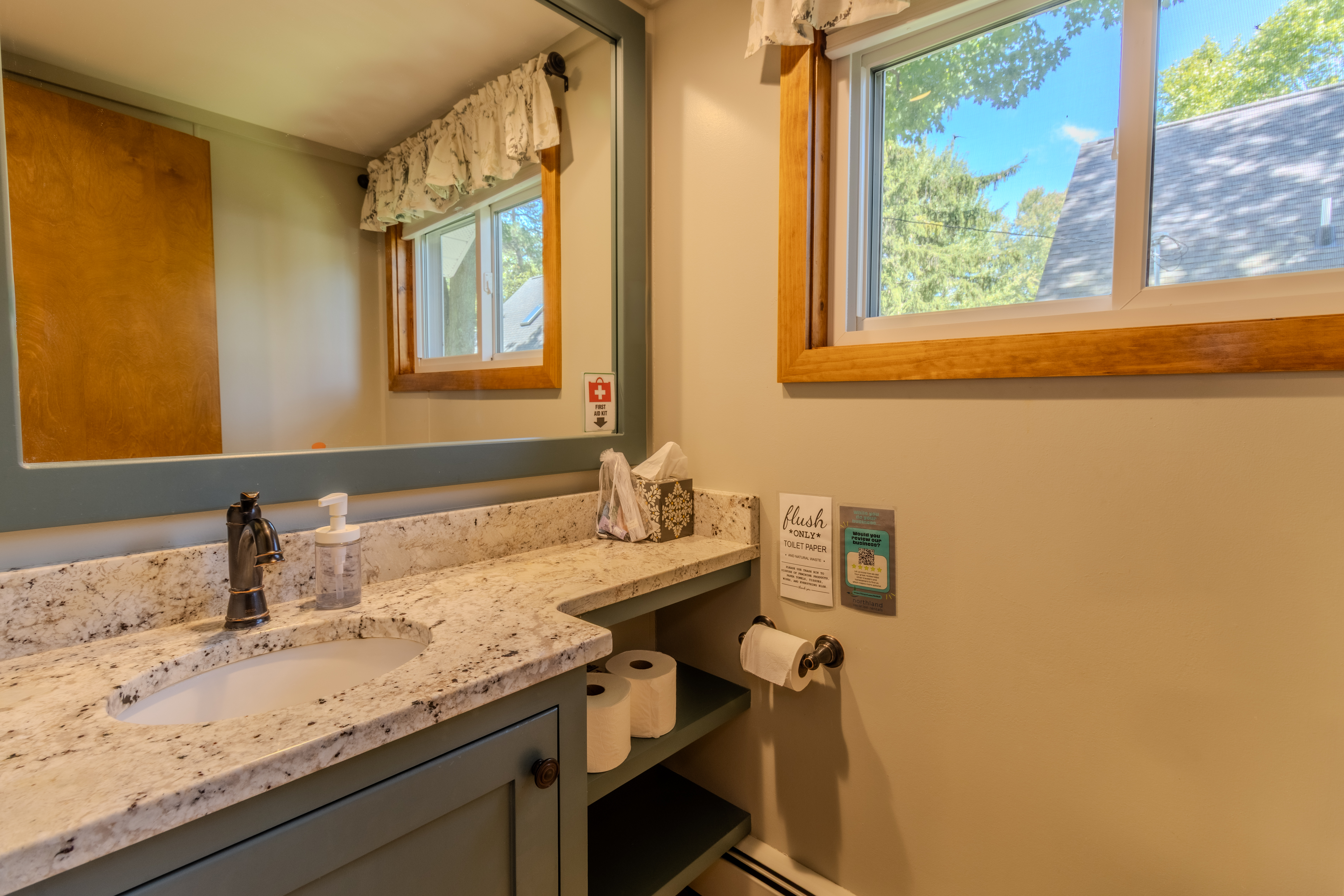 Four Feathers | Photo 45