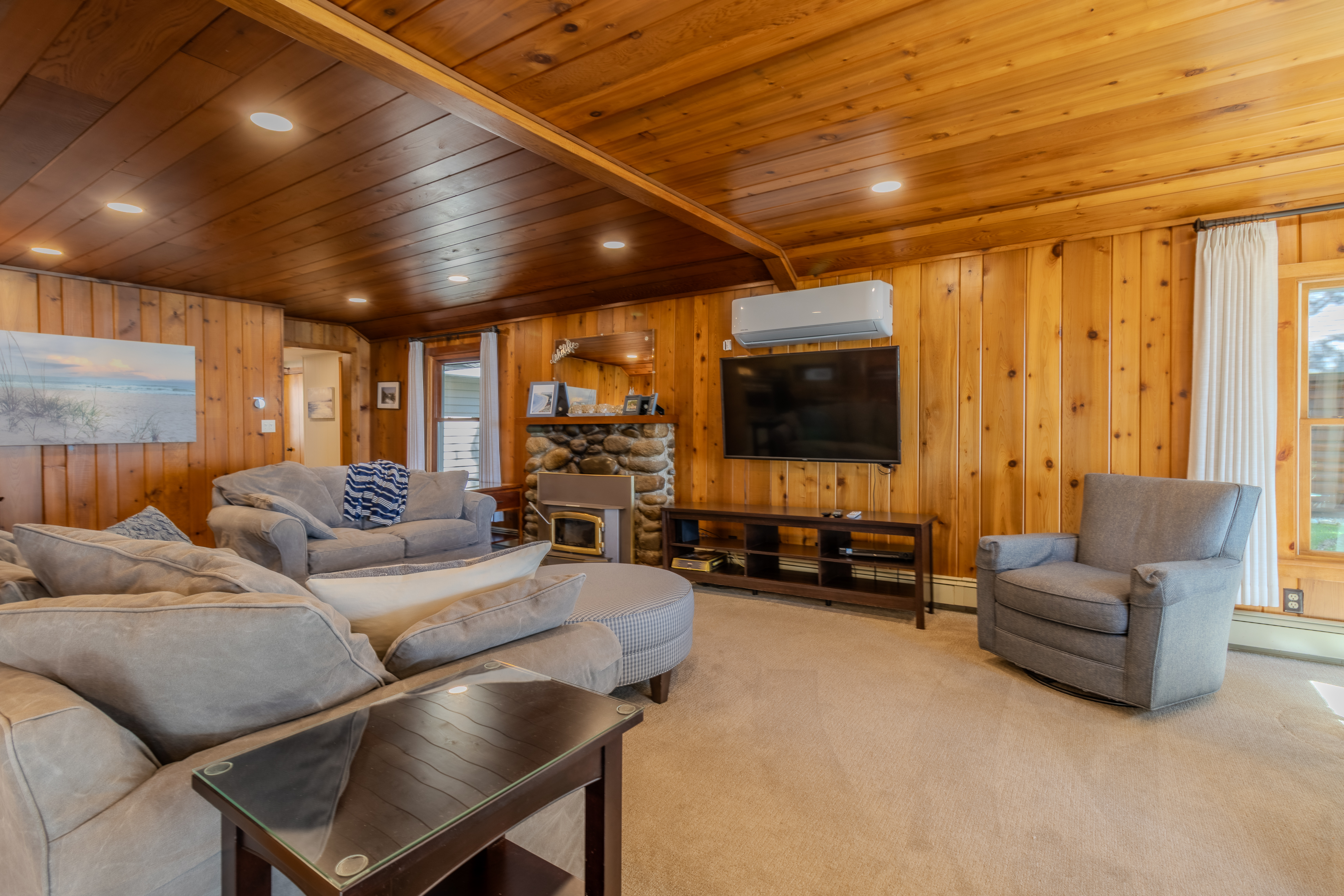 Four Feathers | Photo 22