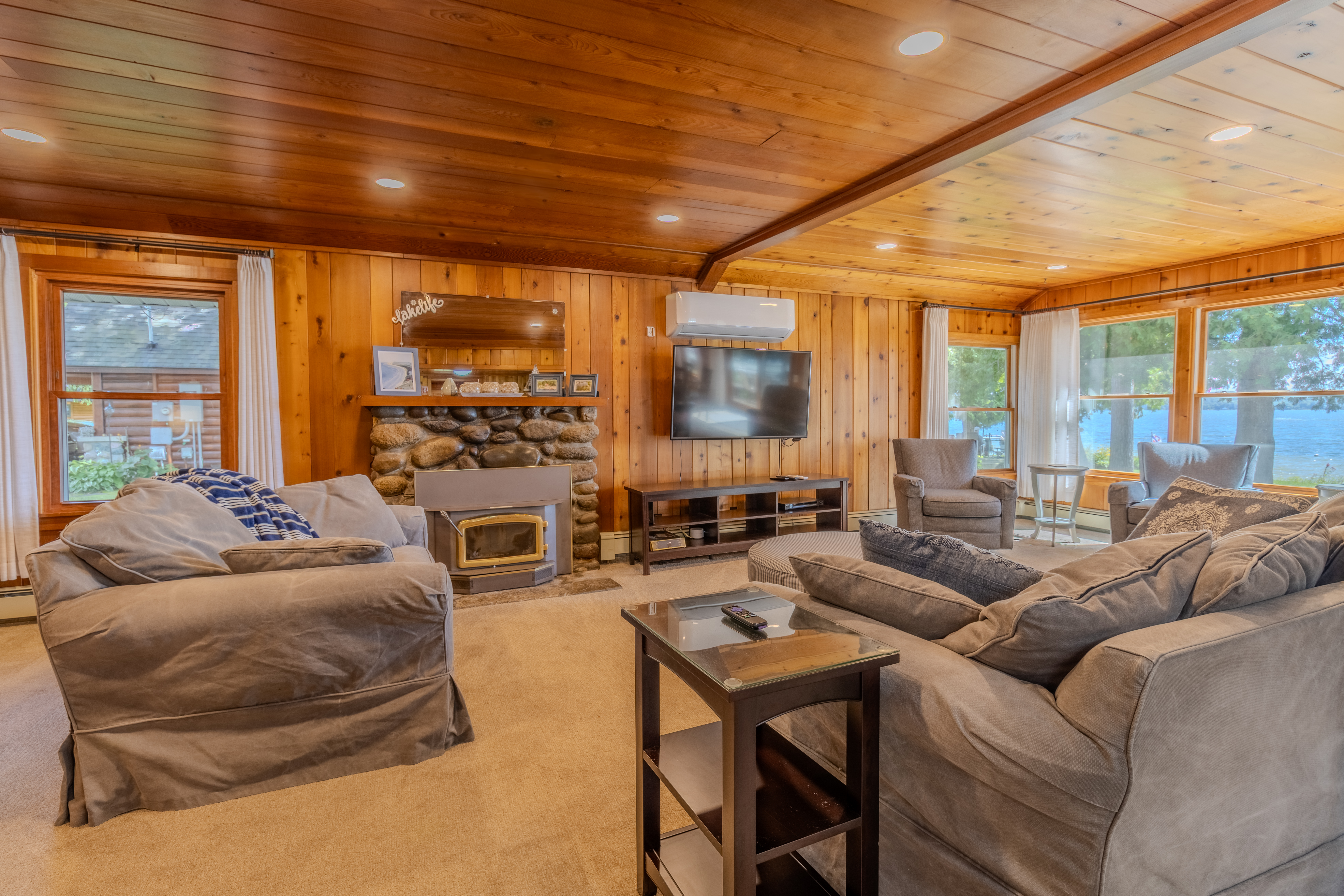 Four Feathers | Photo 56