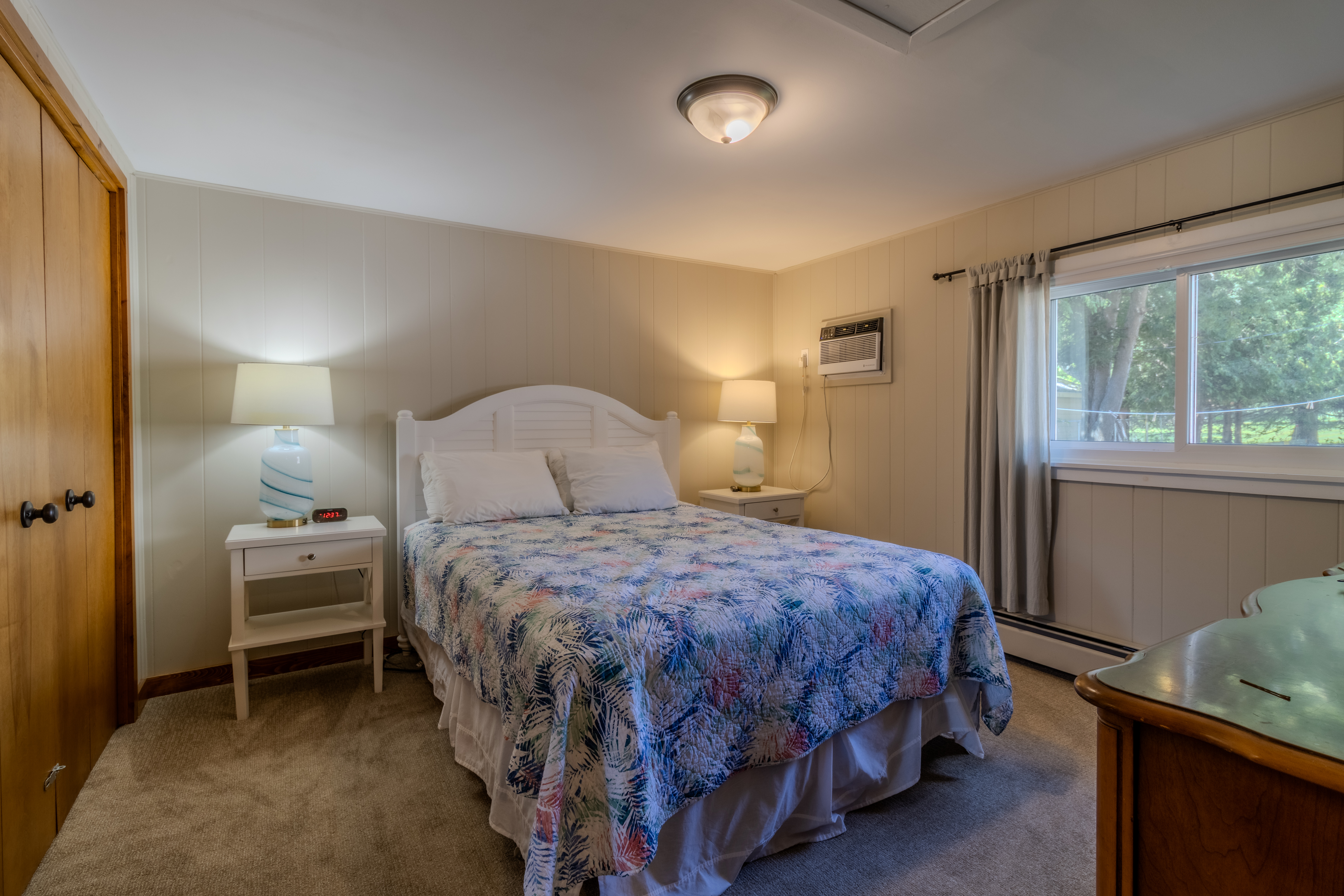 Four Feathers | Photo 27