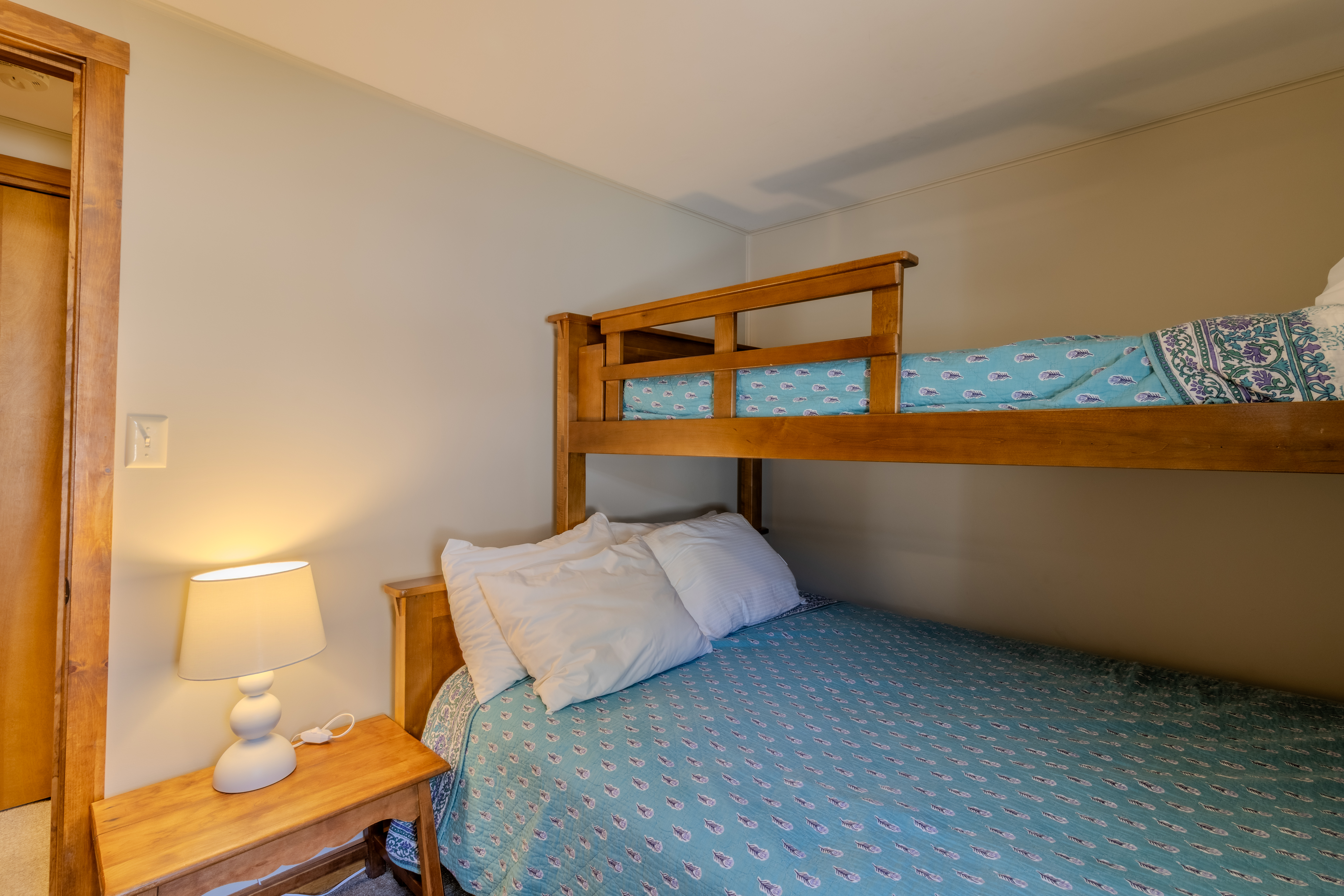 Four Feathers | Photo 48