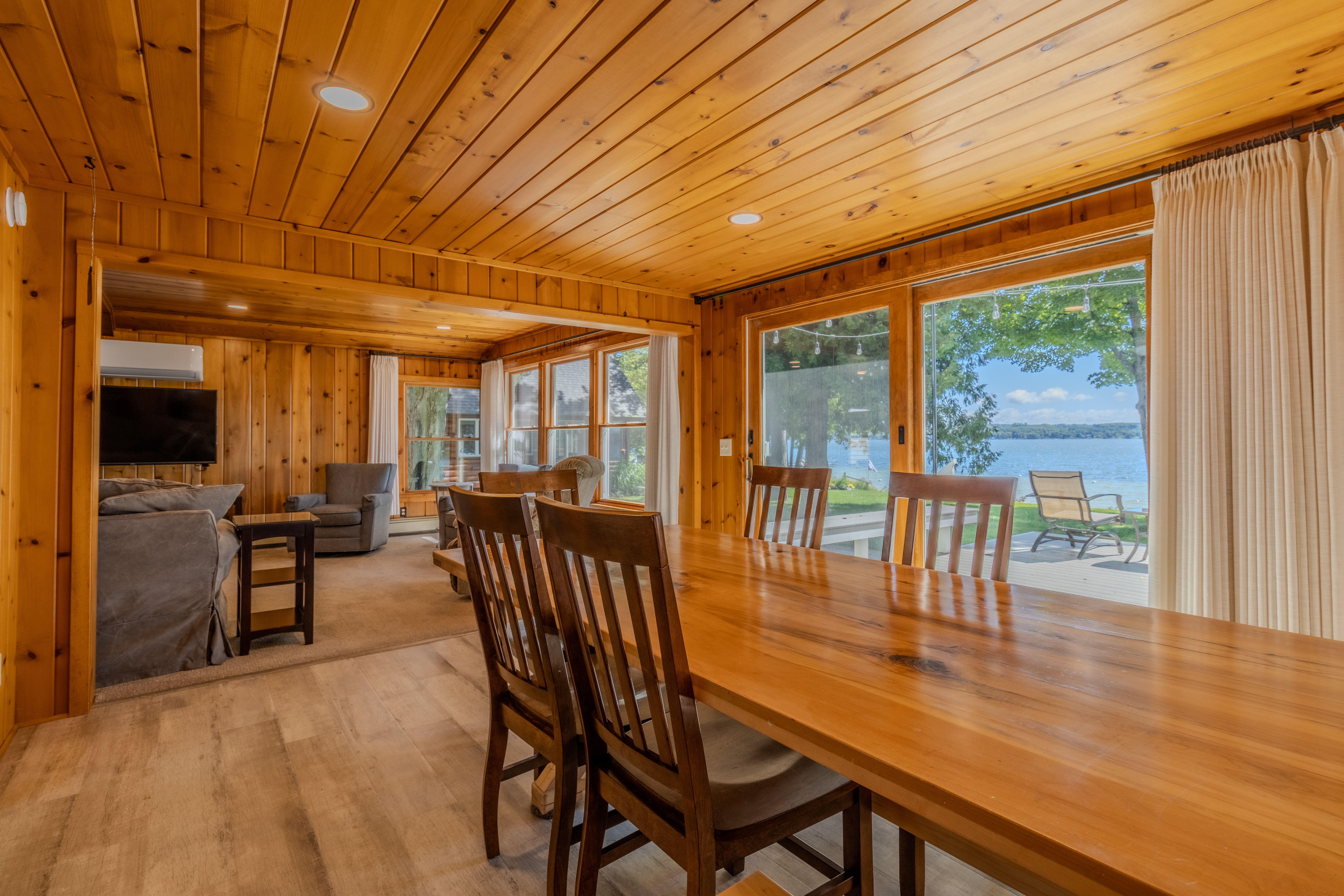 Four Feathers | Photo 65