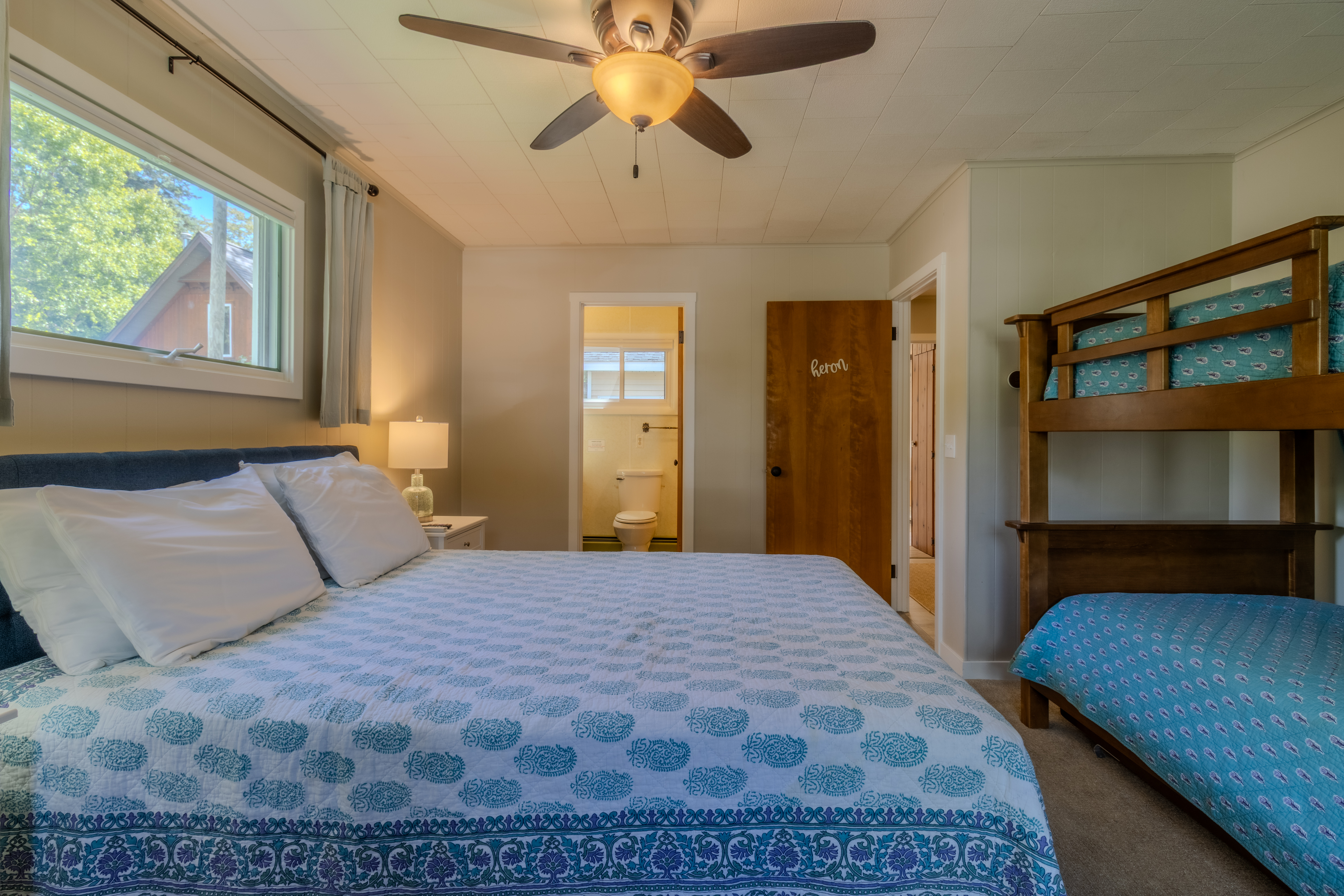 Four Feathers | Photo 39