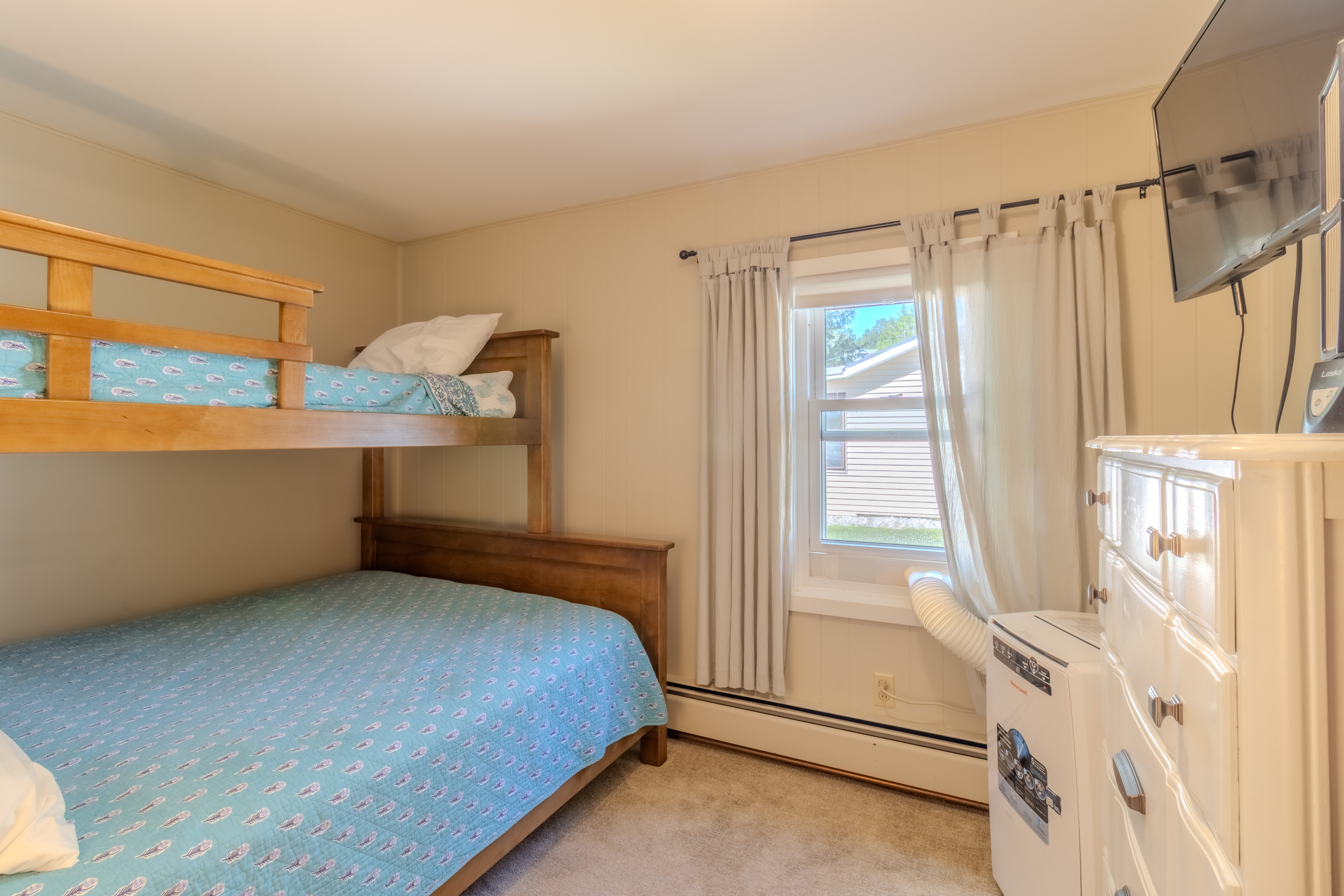 Four Feathers | Photo 21