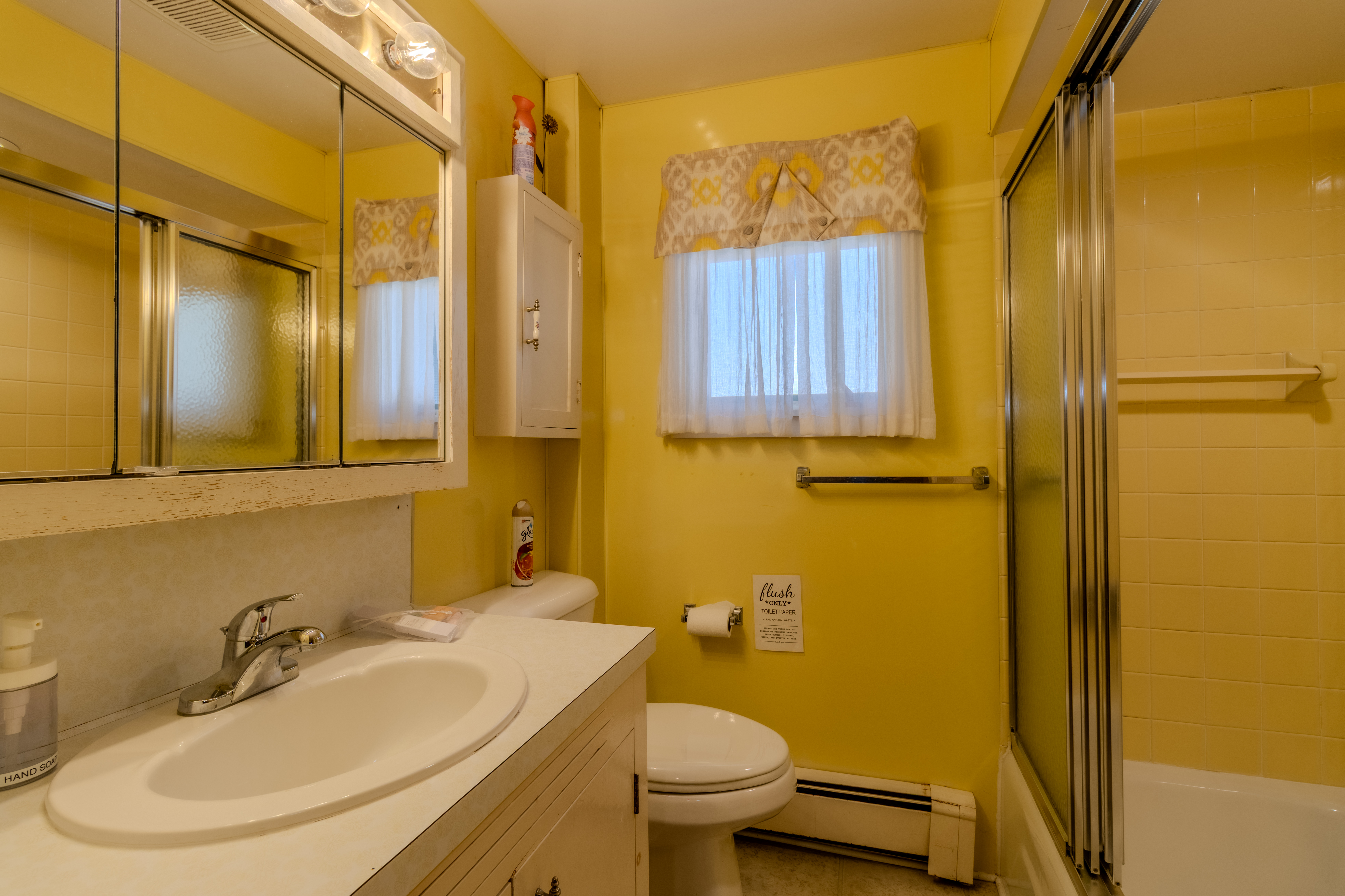 Four Feathers | Photo 8