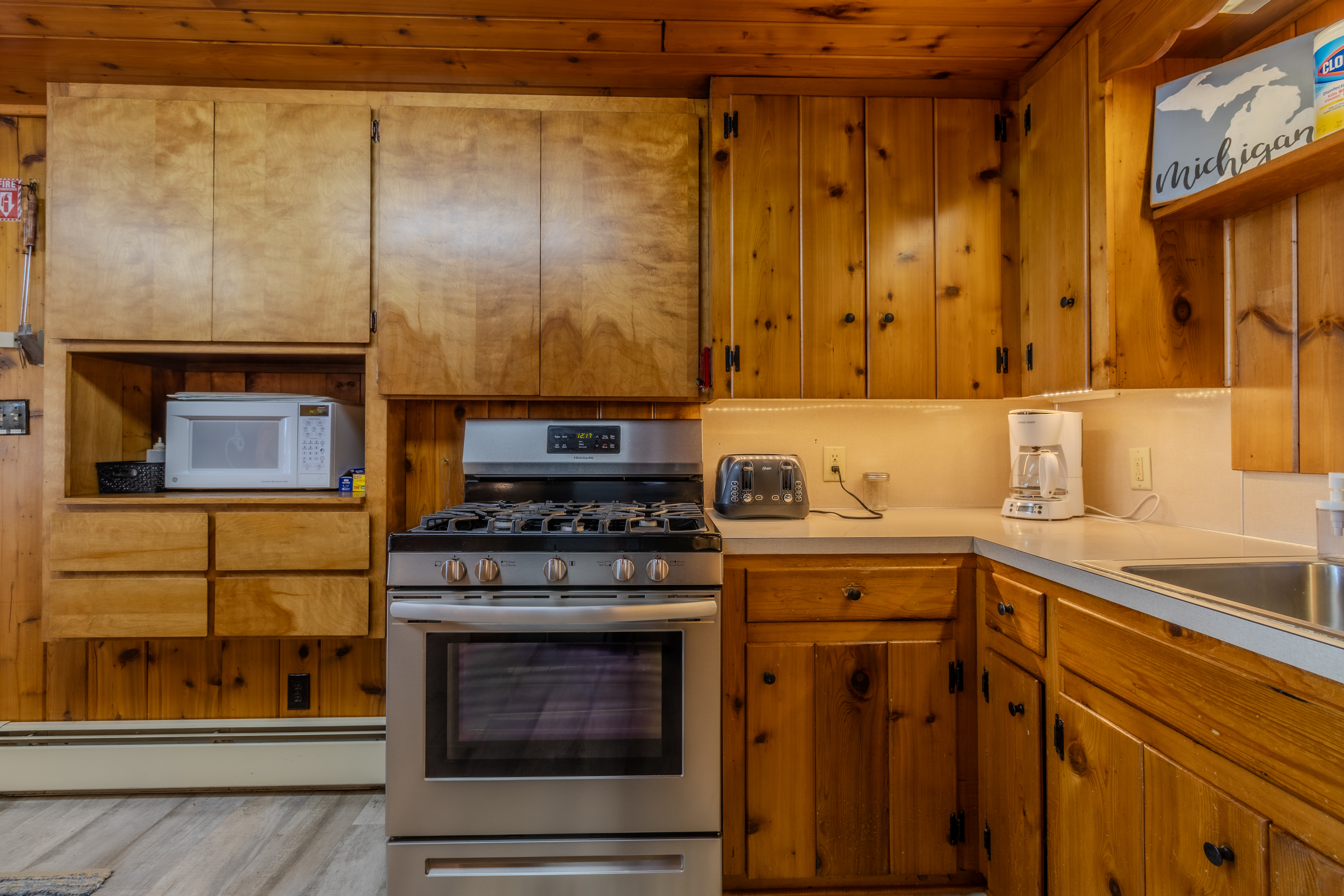 Four Feathers | Photo 33