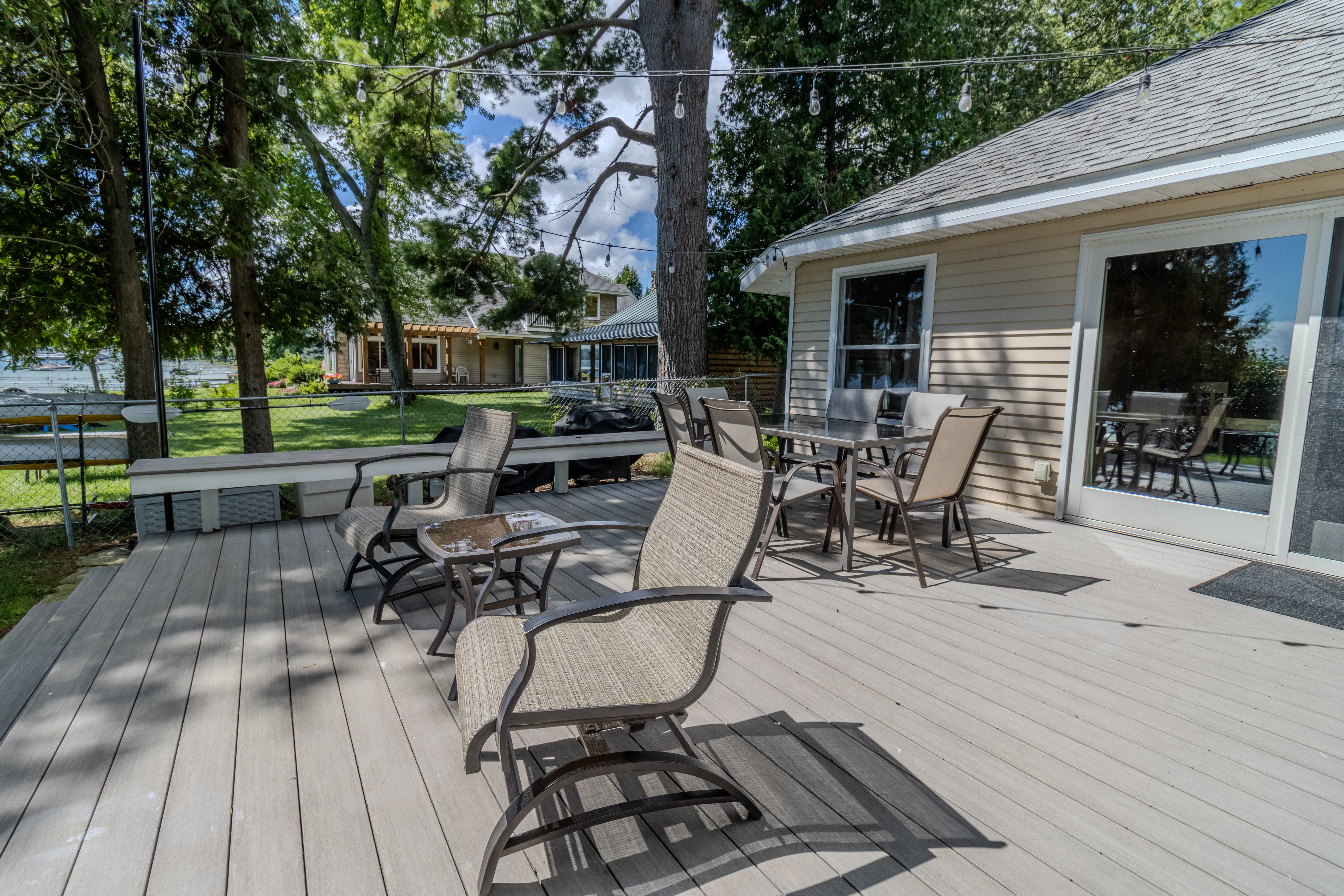 Four Feathers | Photo 95