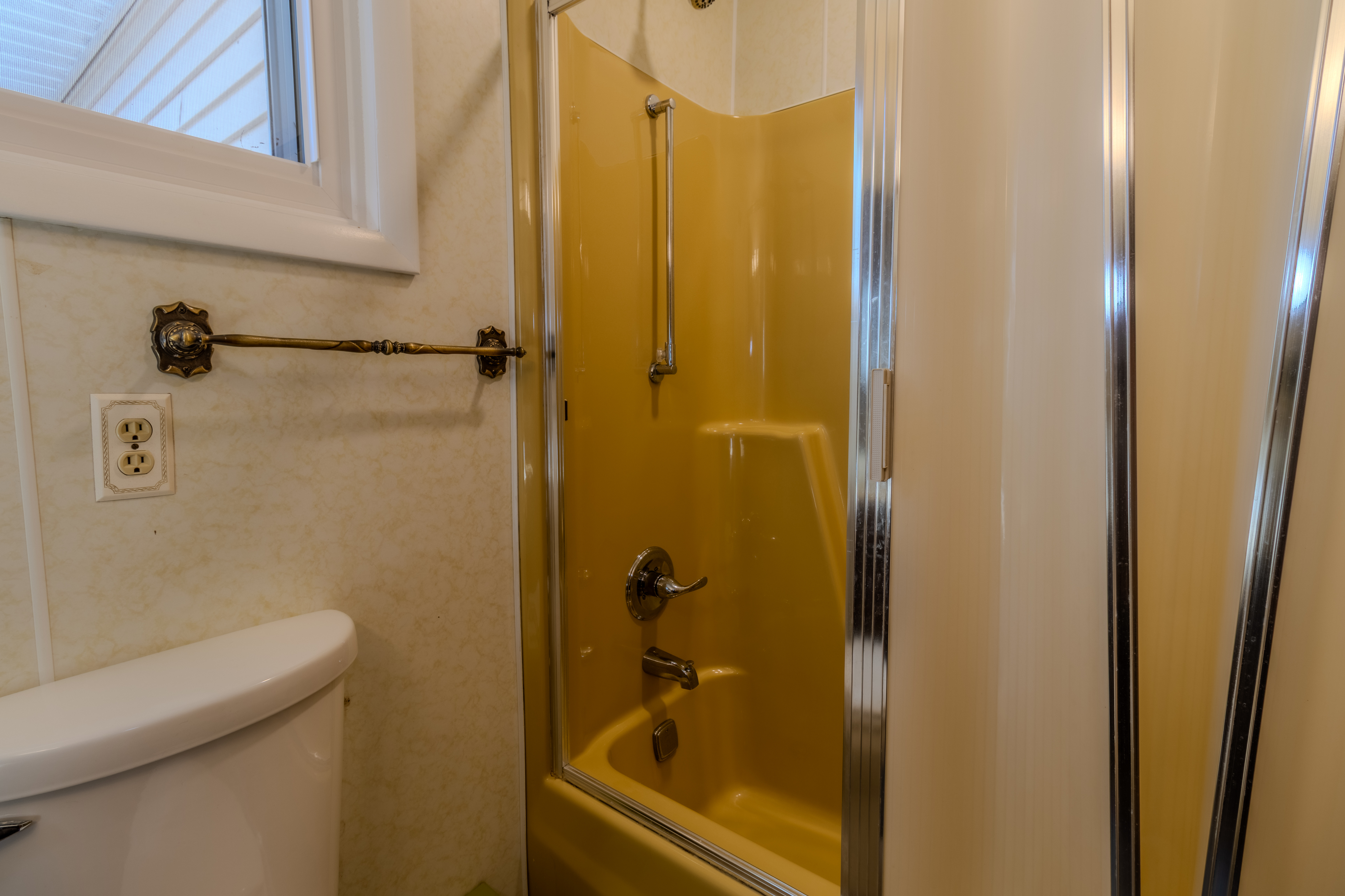 Four Feathers | Photo 4