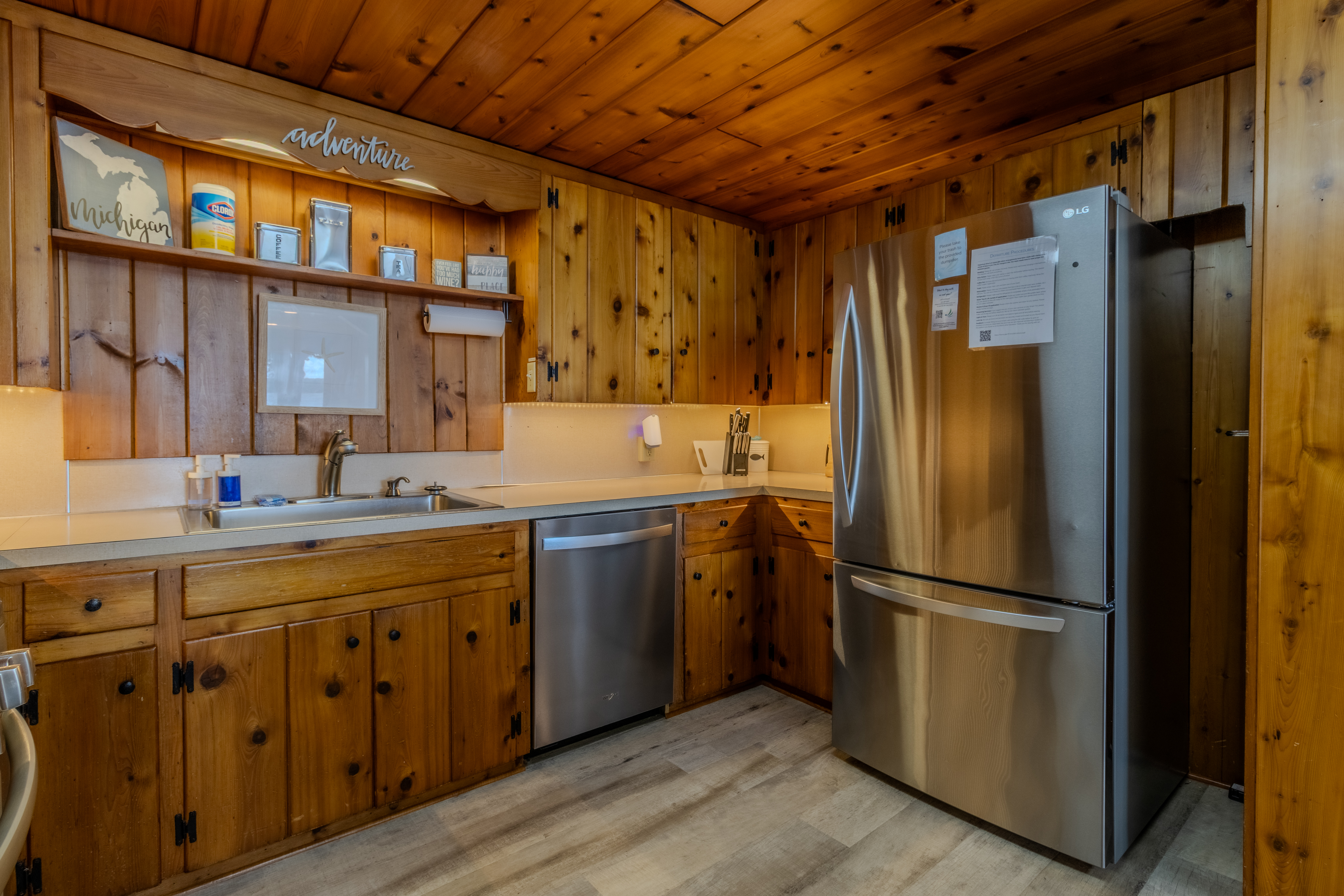 Four Feathers | Photo 36