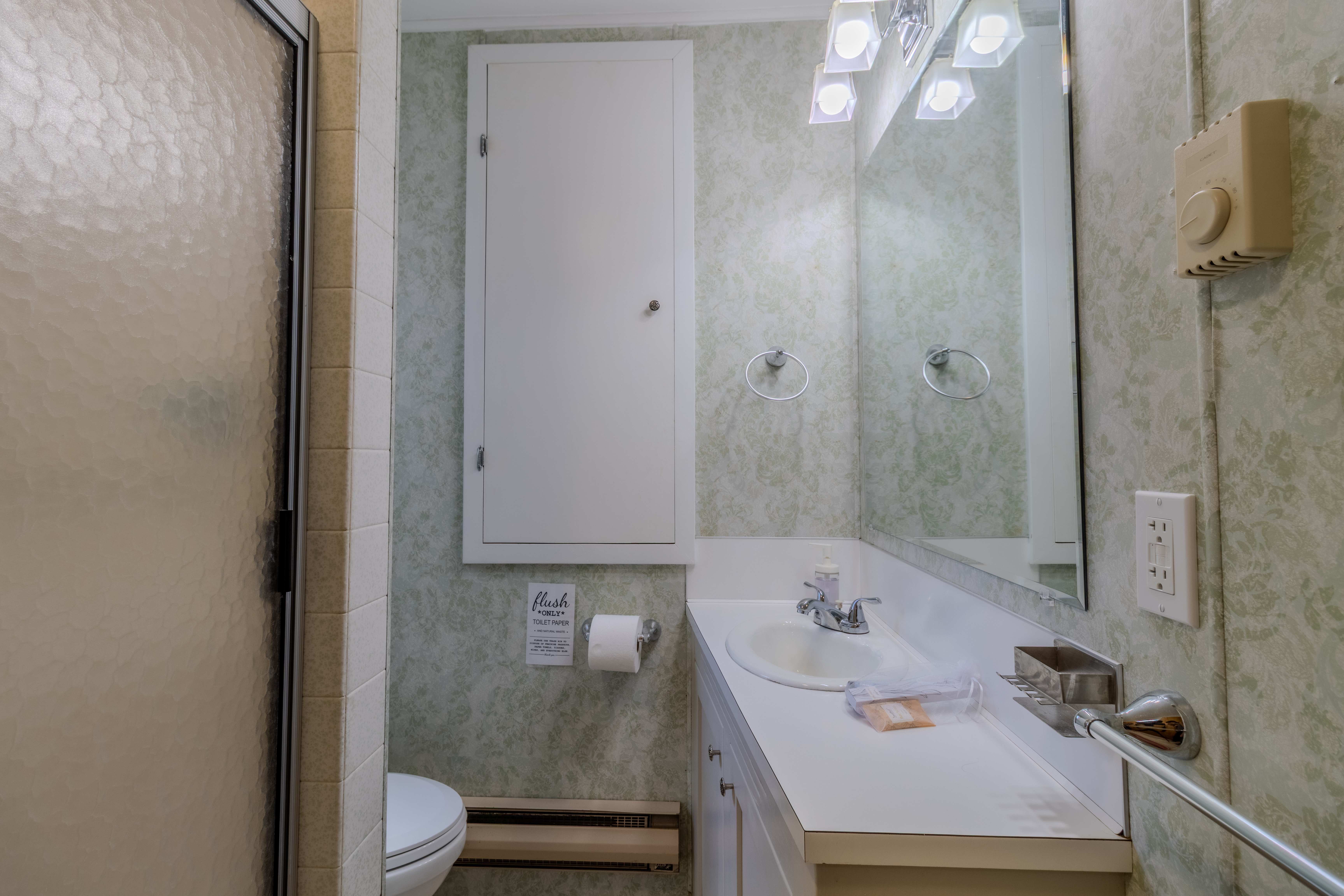 Four Feathers | Photo 13