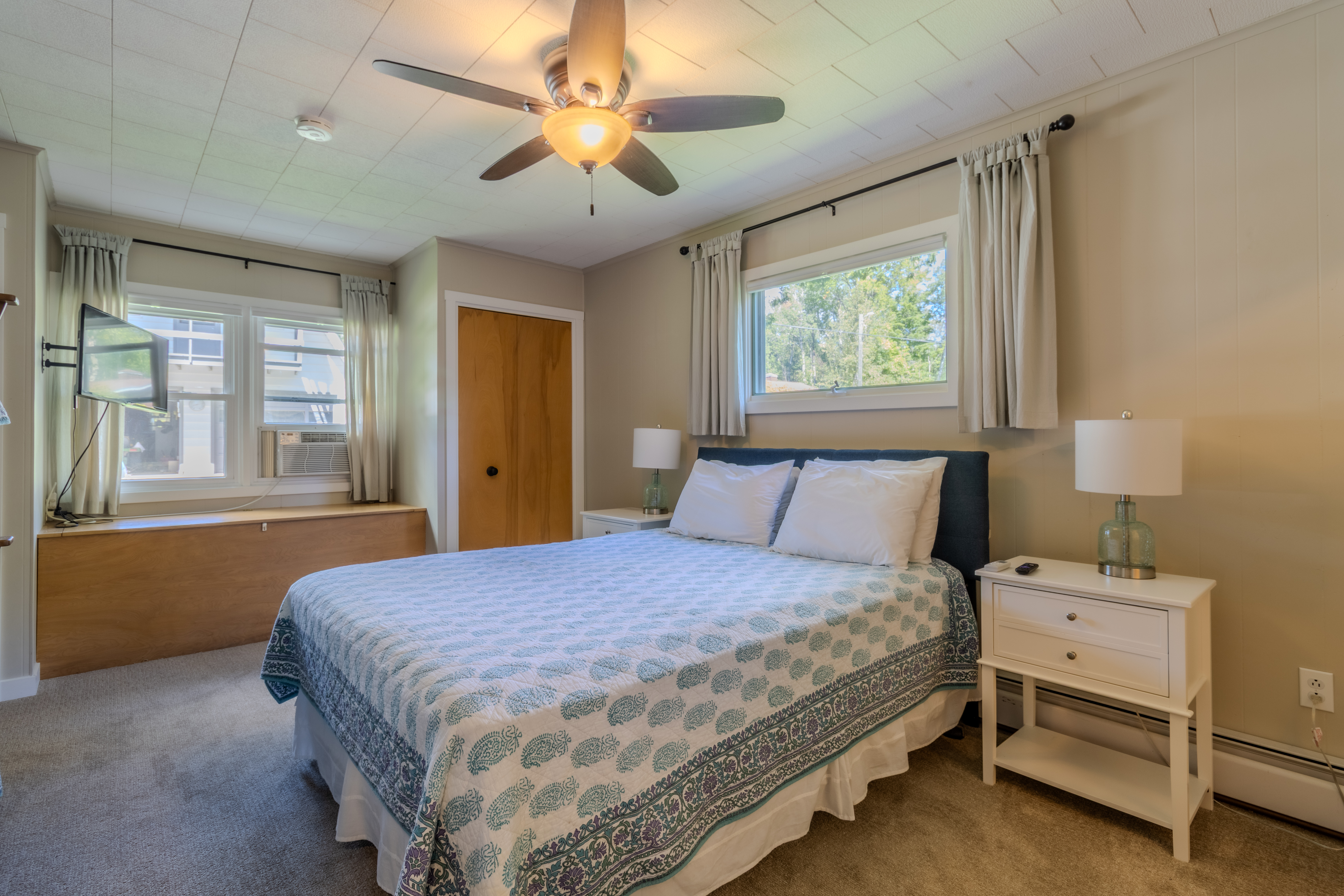 Four Feathers | Photo 55