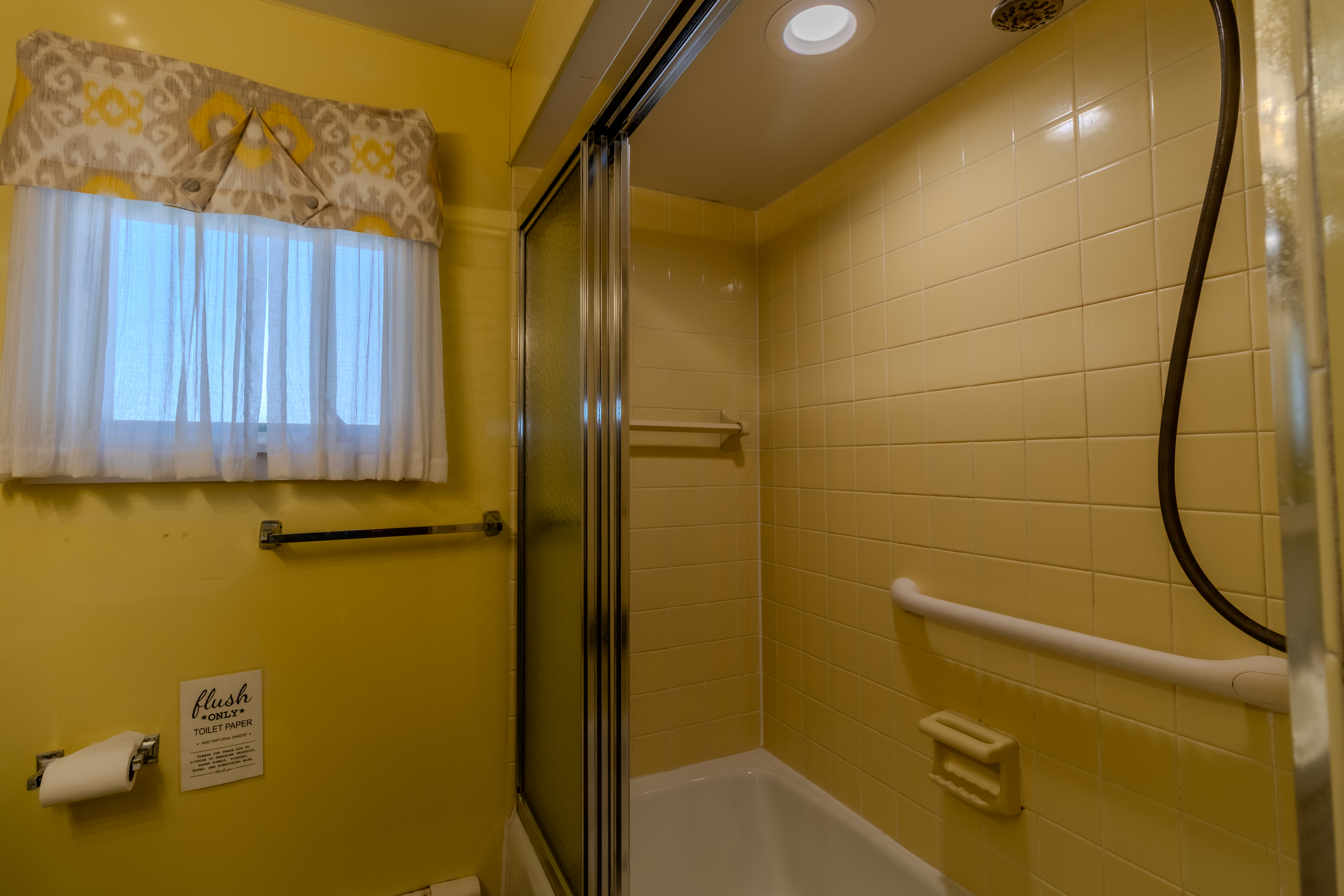 Four Feathers | Photo 5