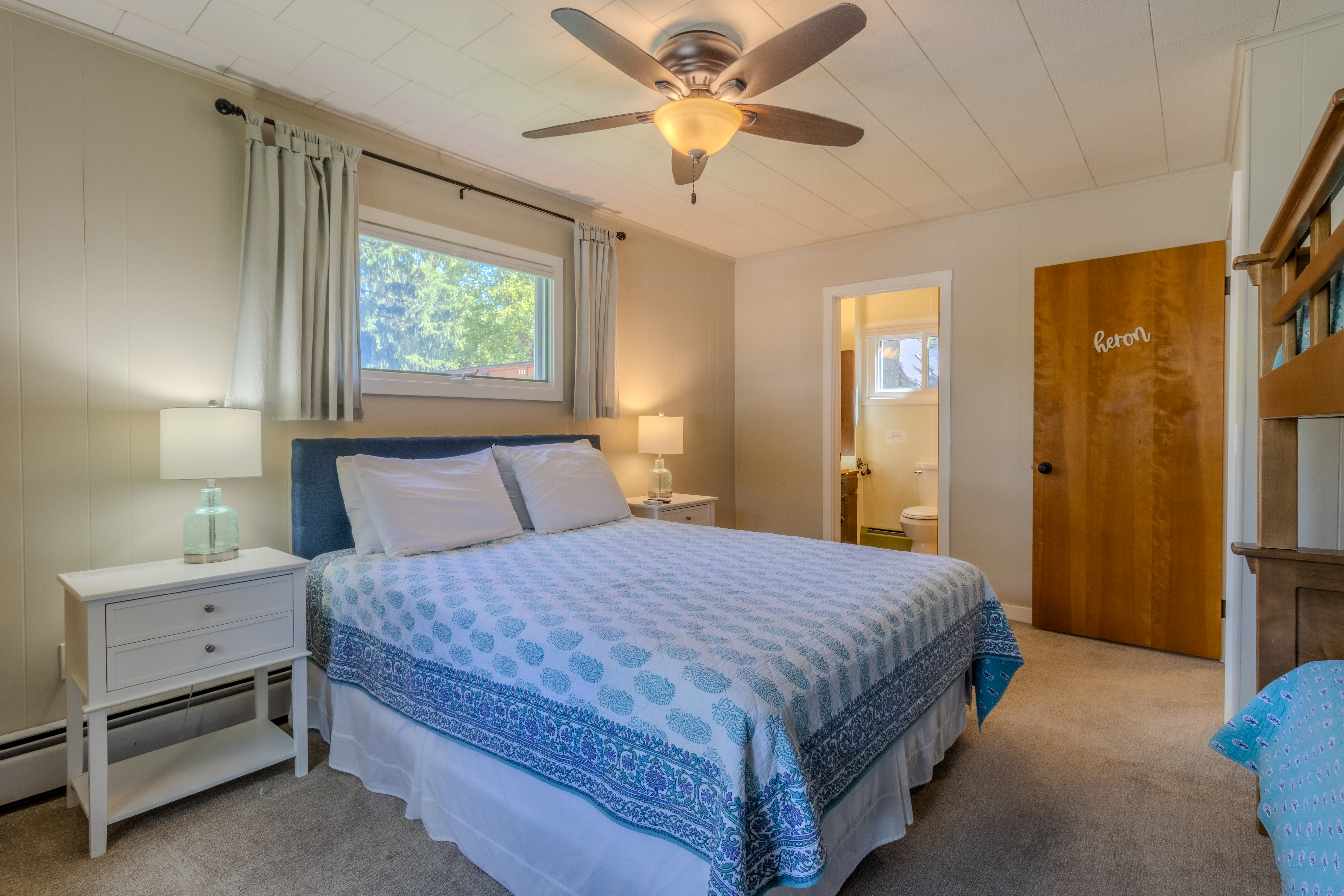 Four Feathers | Photo 24