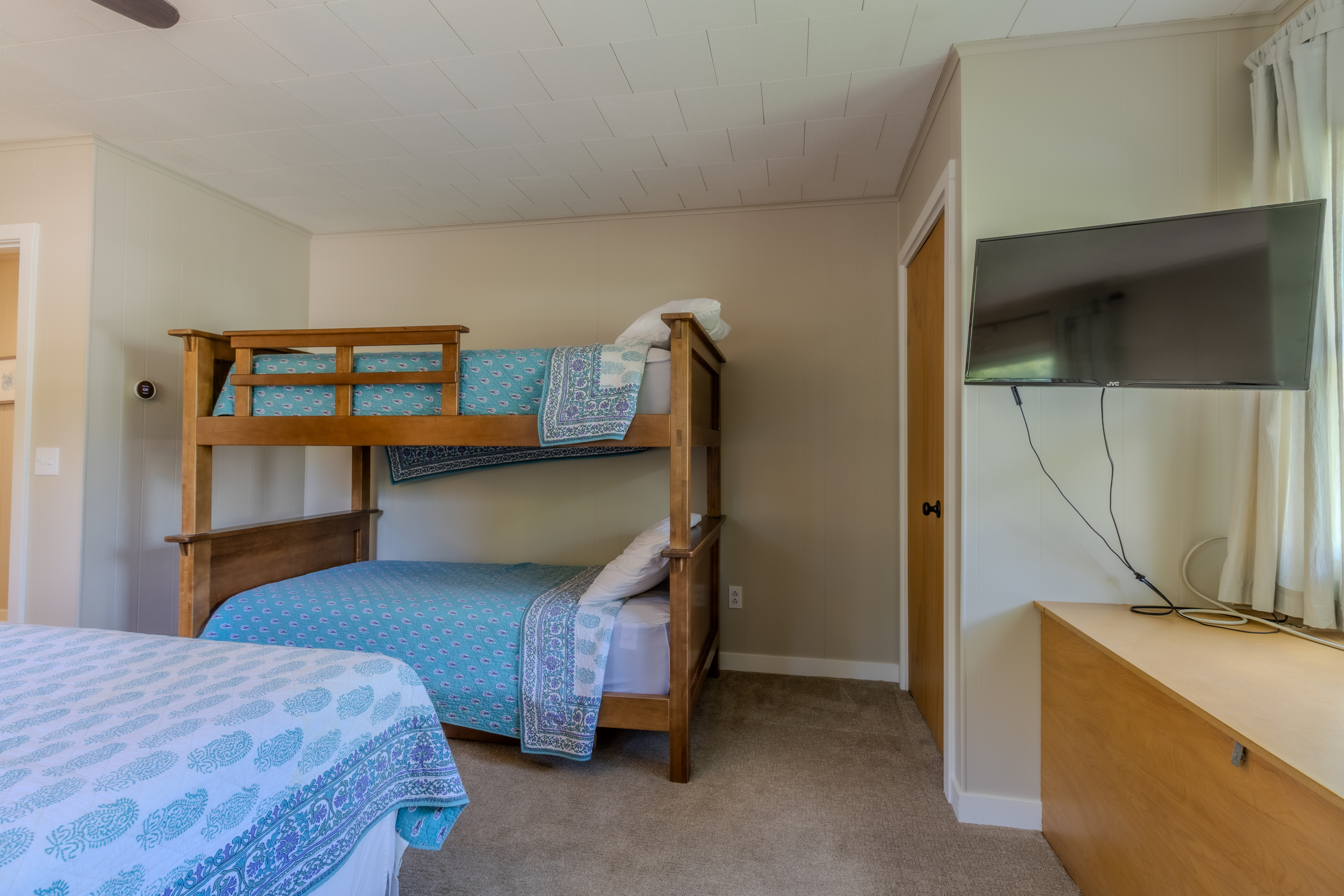 Four Feathers | Photo 28