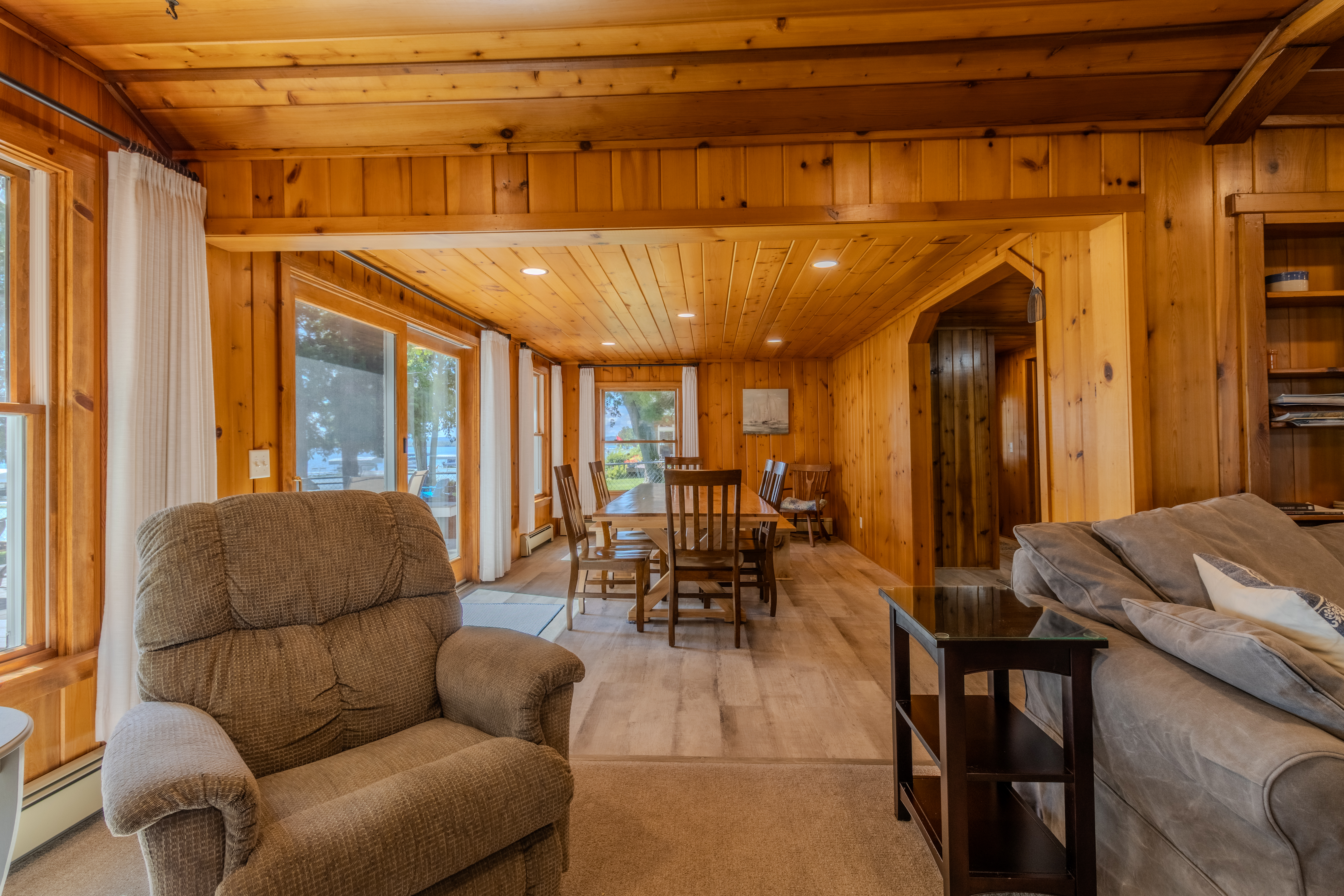 Four Feathers | Photo 67