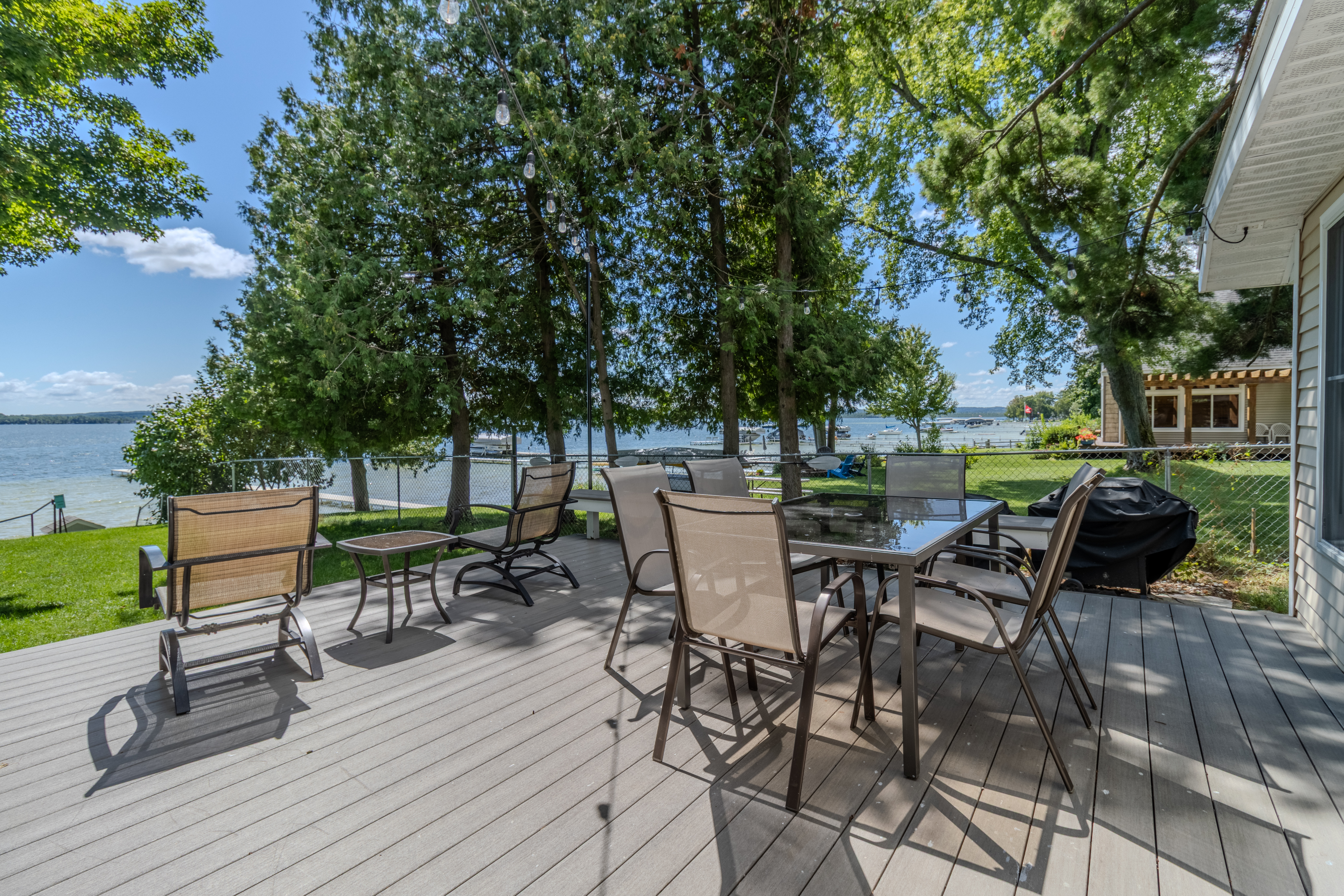 Four Feathers | Photo 96