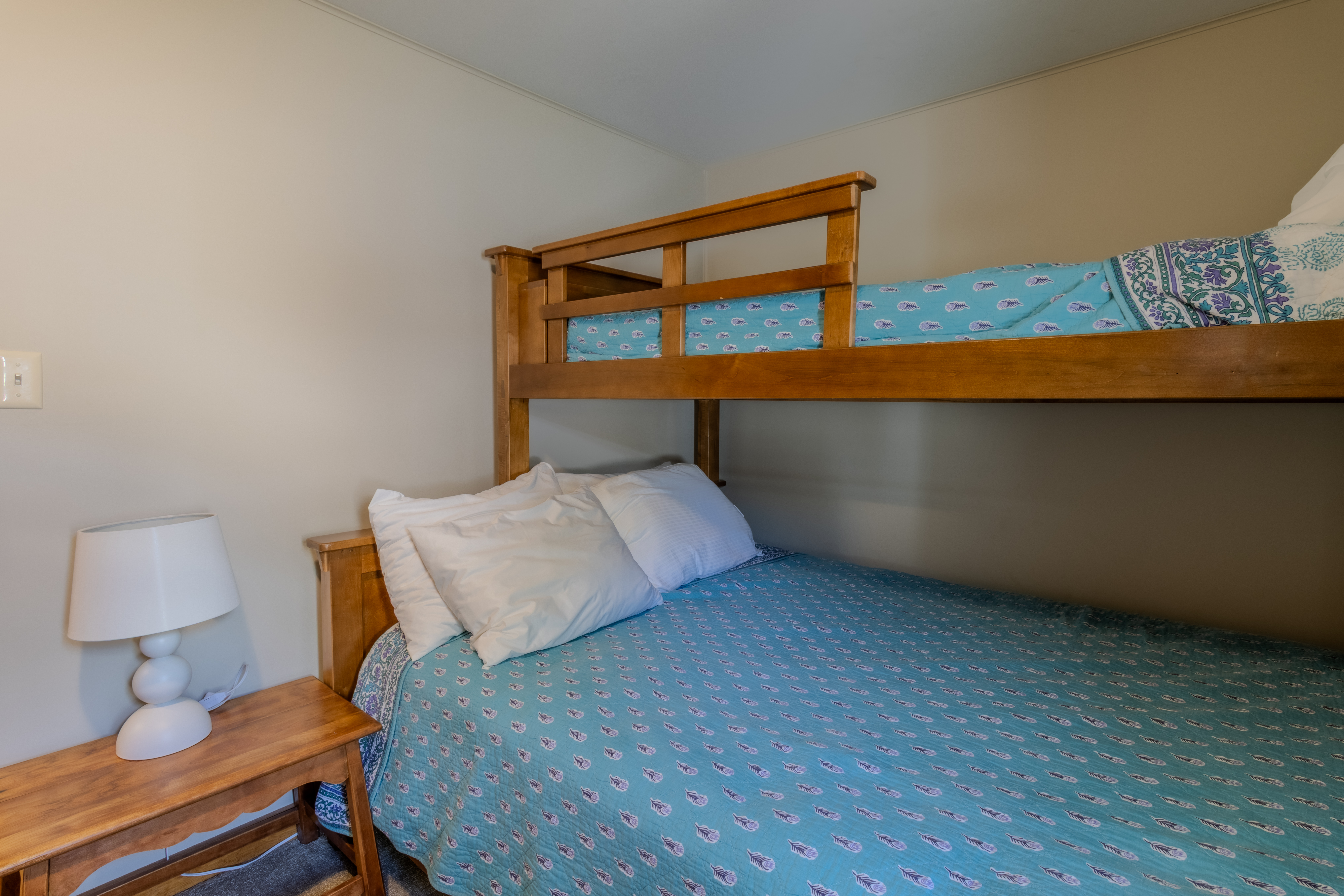 Four Feathers | Photo 12