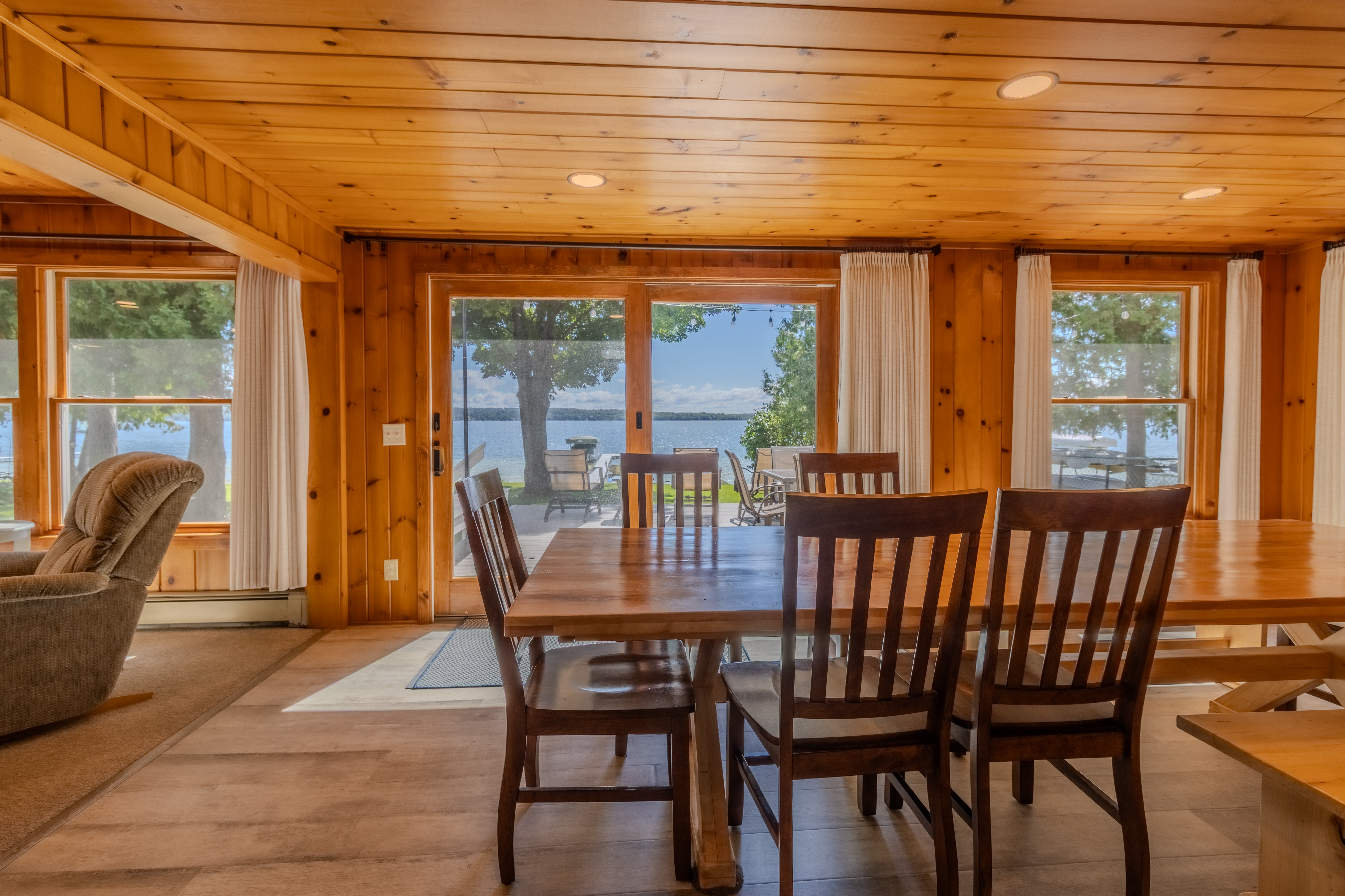 Four Feathers | Photo 26