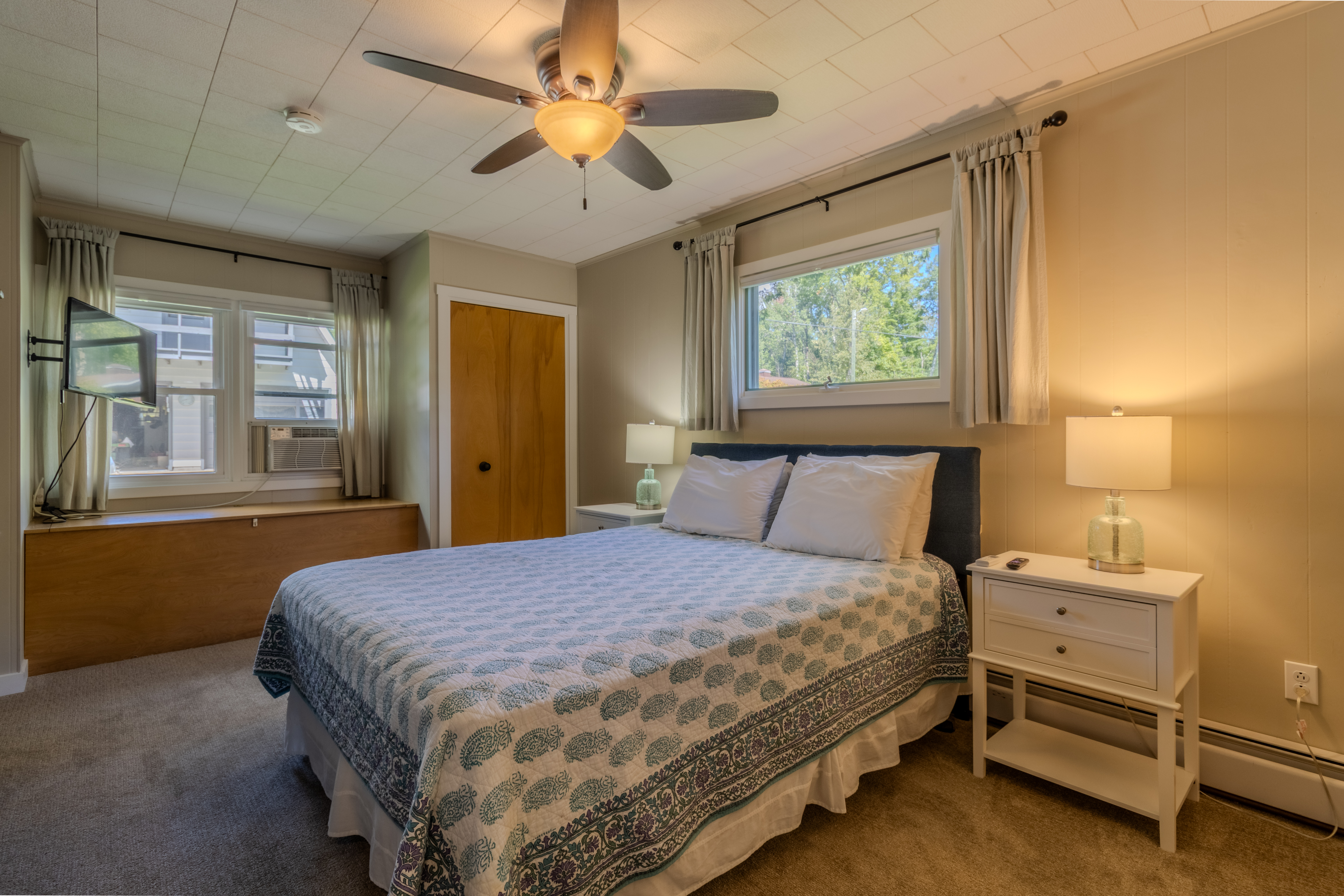 Four Feathers | Photo 31