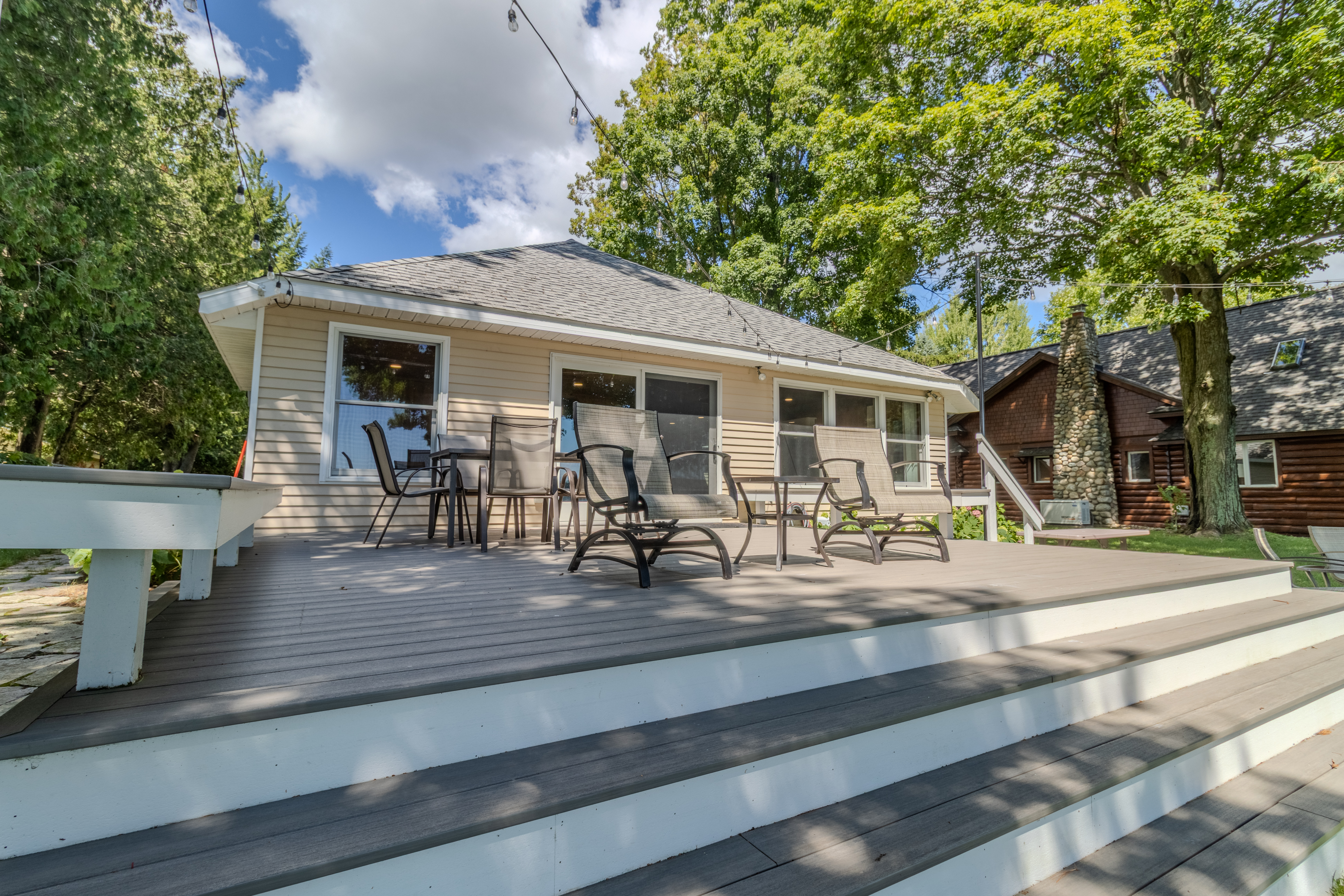 Four Feathers | Photo 93