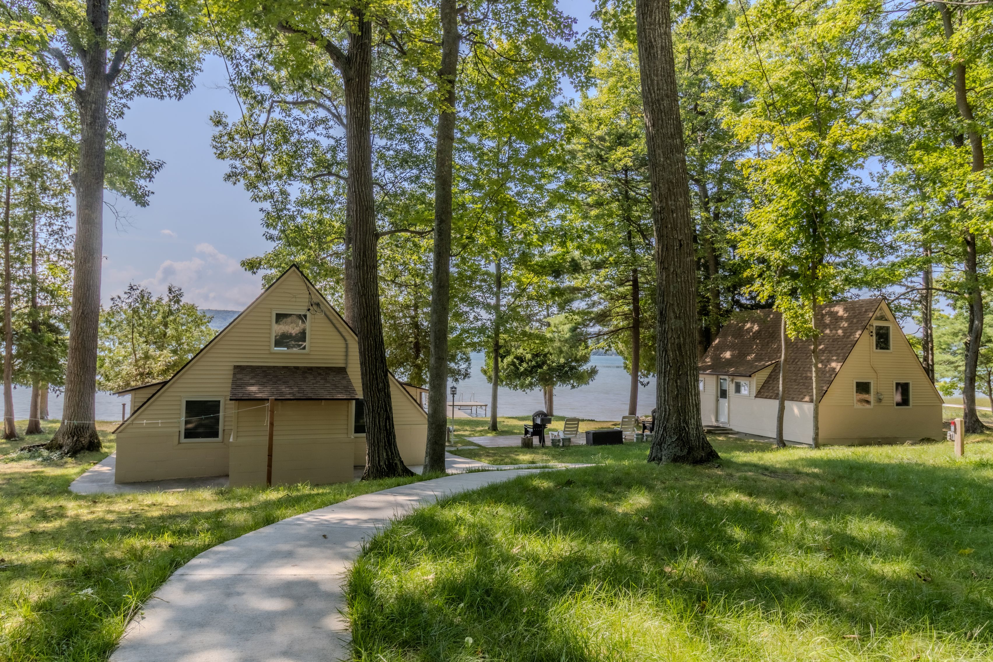 Path from the parking to the cottage