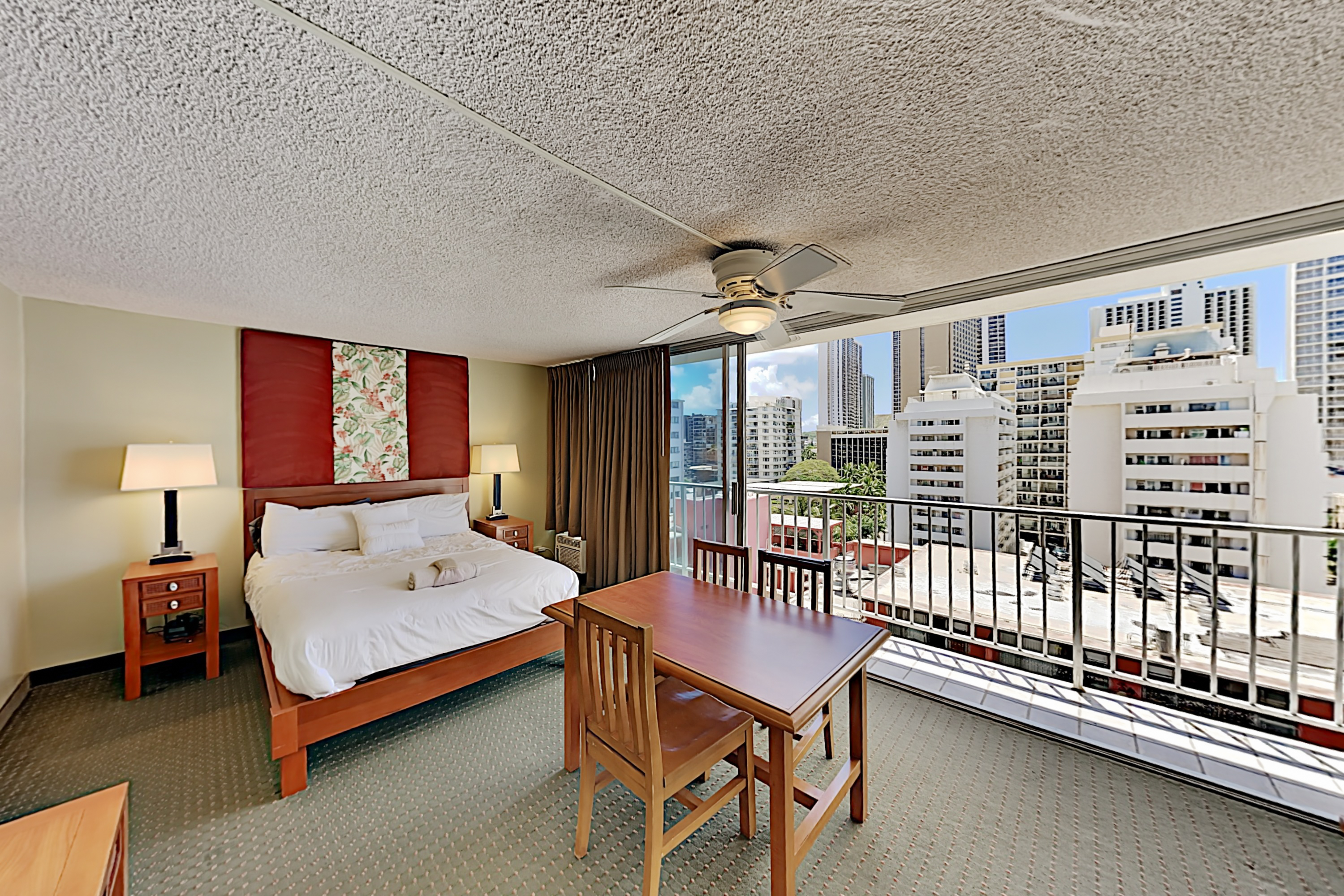 Rooftop Pool And Spa With Ocean Views - Stunning Hotel-style Studio - Honolulu, HI