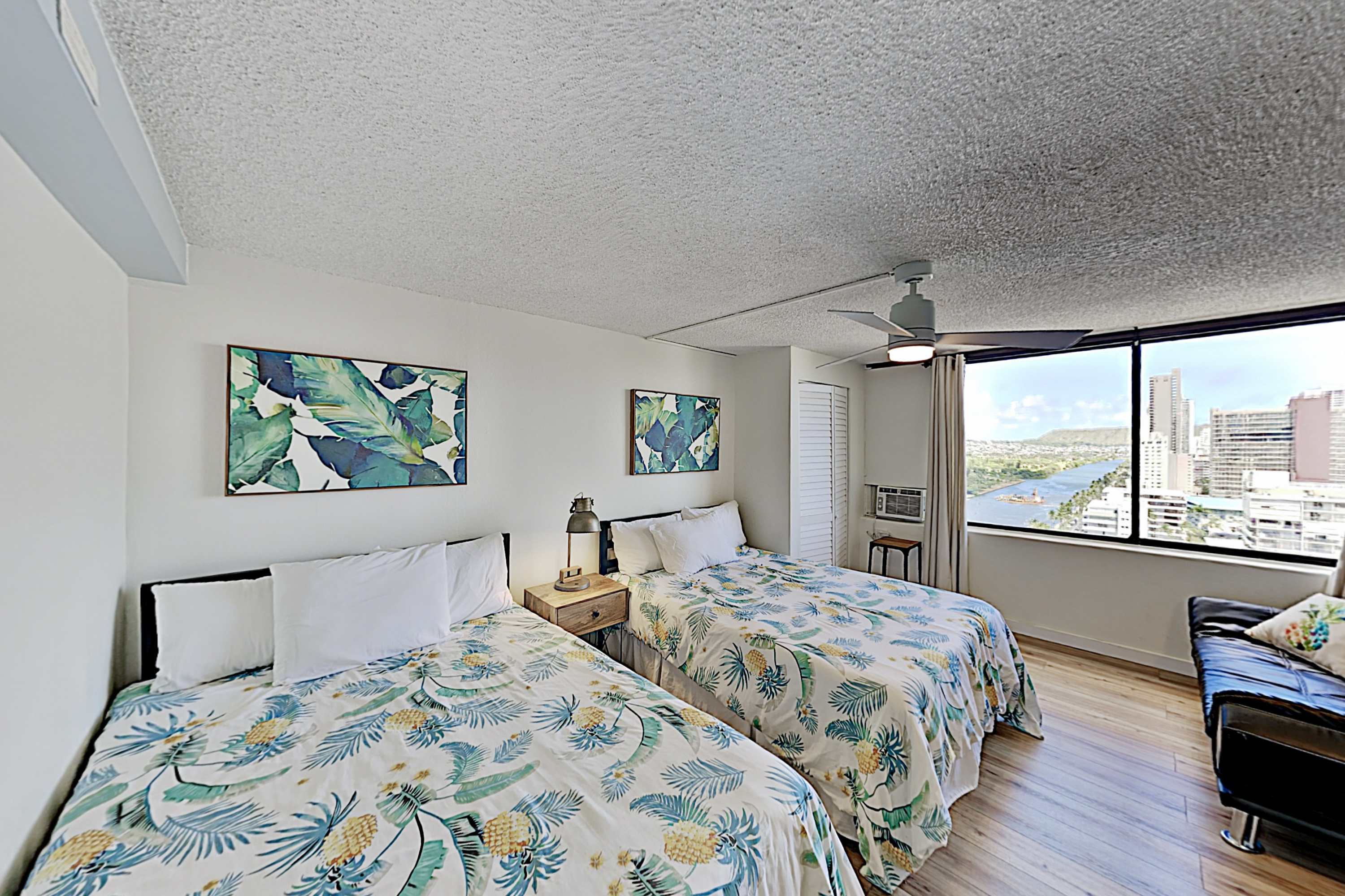 Stylish Studio With Pool And City Views - Beautiful Hawaiian Retreat - Honolulu, HI
