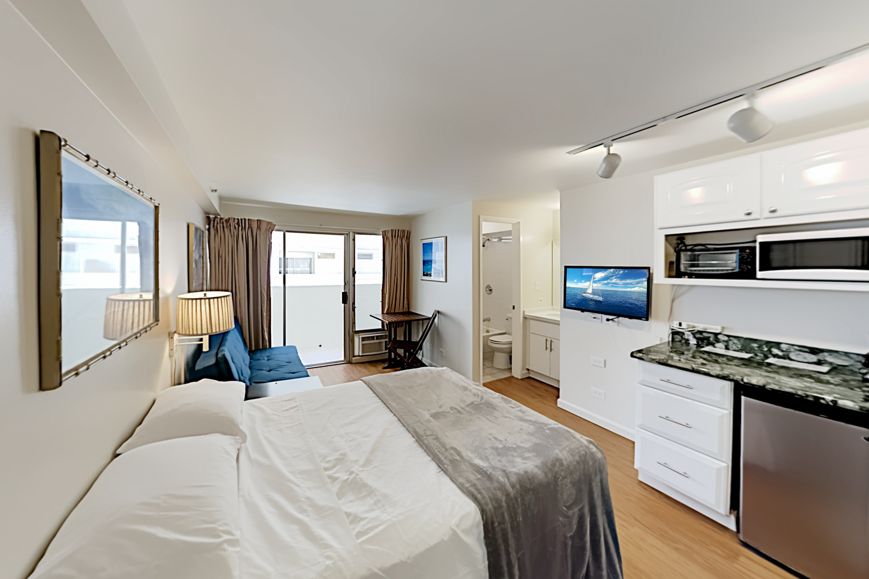 Cozy Private Lanai And Stylish Amenities - Charming Waikiki Retreat - Honolulu, HI