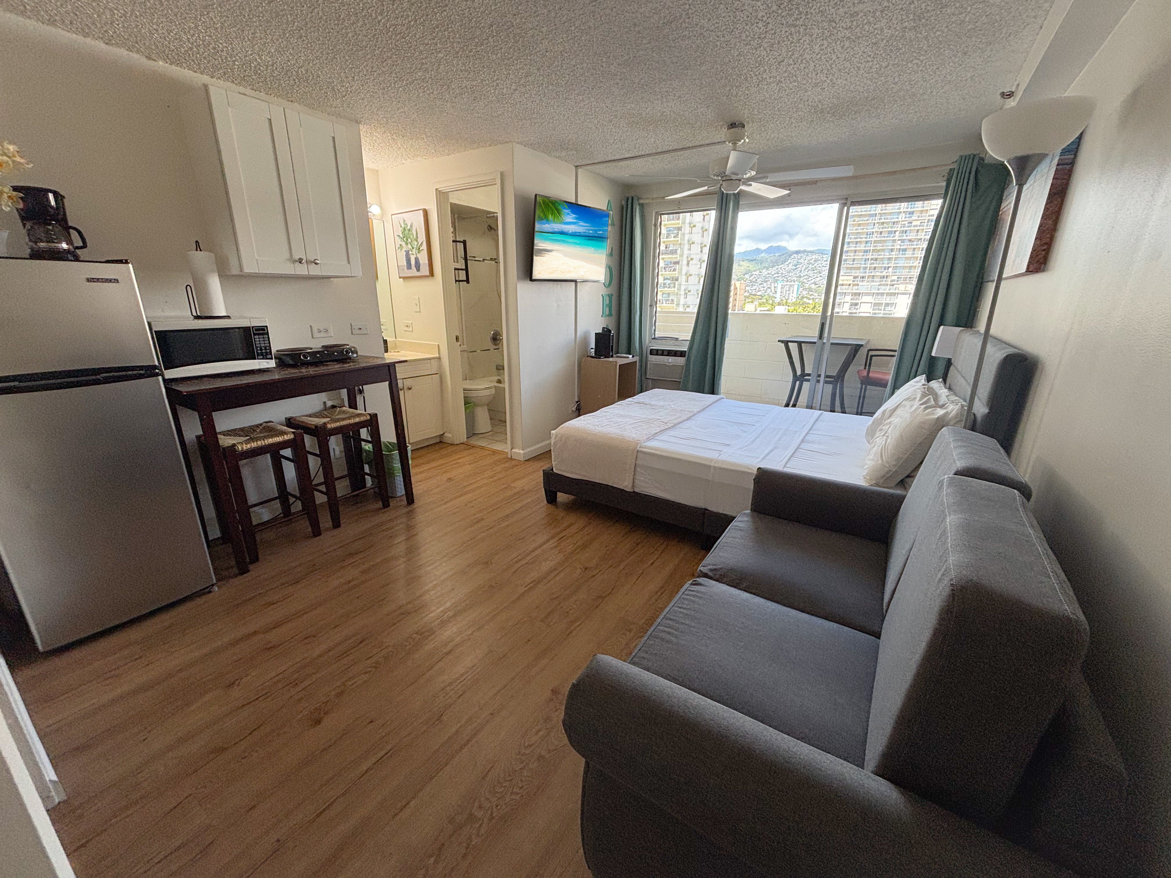 Charming Studio With Private Lanai - Inviting Waikiki Escape - Honolulu, HI