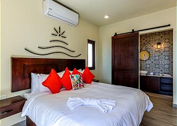 Paz del Mar Guacamaya Roja: Luxury King Room with Pool & Beach Access