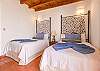 2nd bedroom, w twin beds