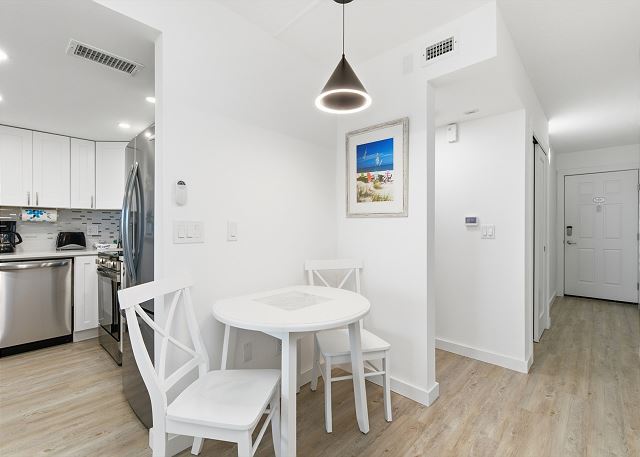 Kitchen/Dining Table