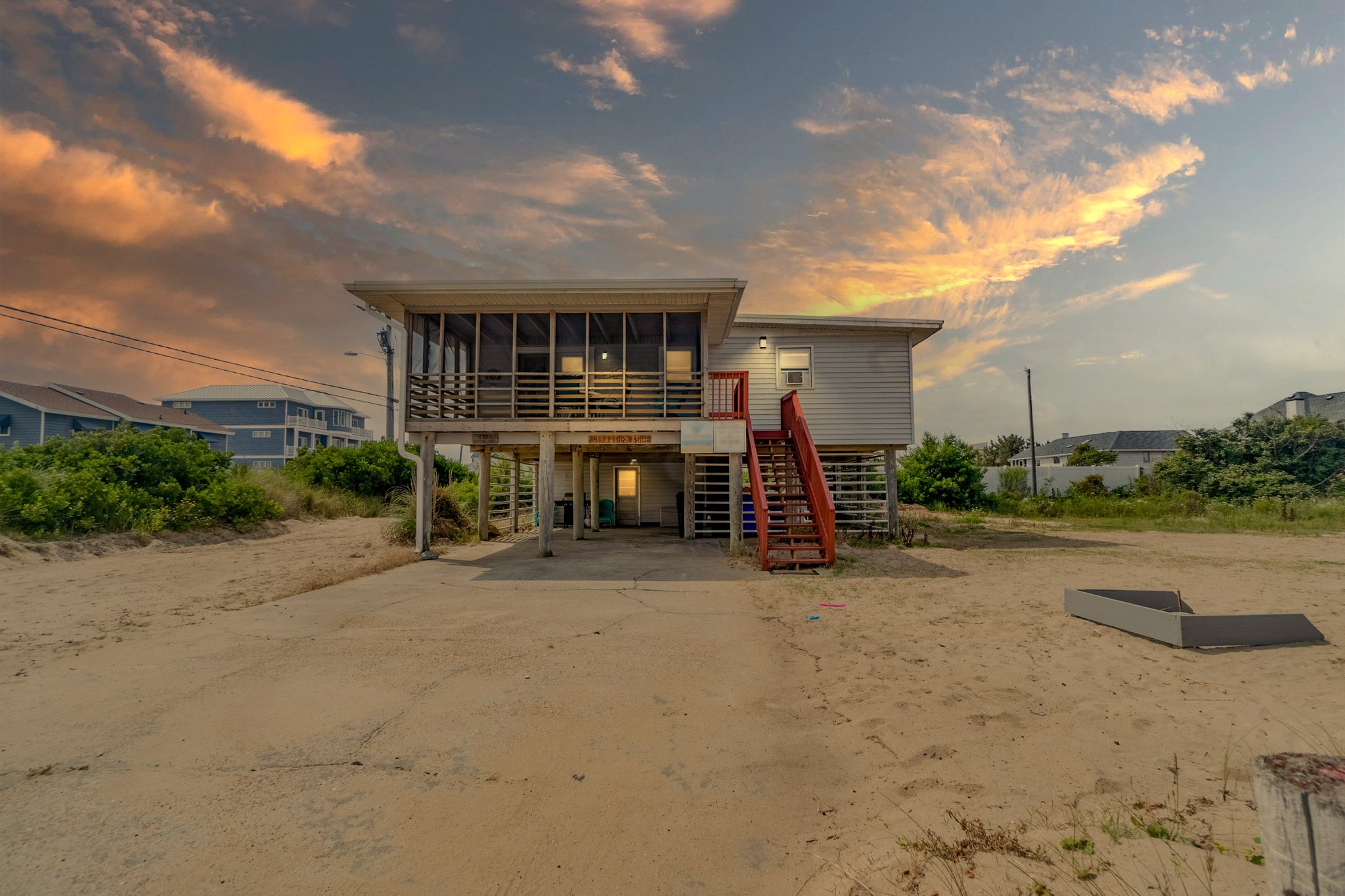 Ocean Views And Cozy Living Area - Charming Beach Cottage Retreat - Virginia Beach, VA