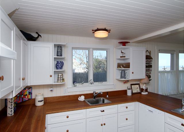 Kitchen (alternate view) Kitchen (alternate view)