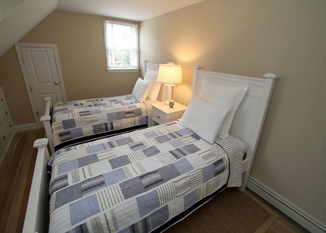 Guest Bedroom (2nd Level) Guest Bedroom (2nd Level)