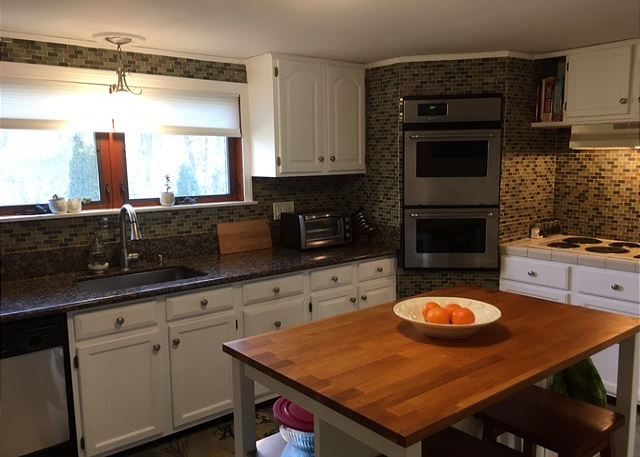 Kitchen (alternate view) Kitchen (alternate view)