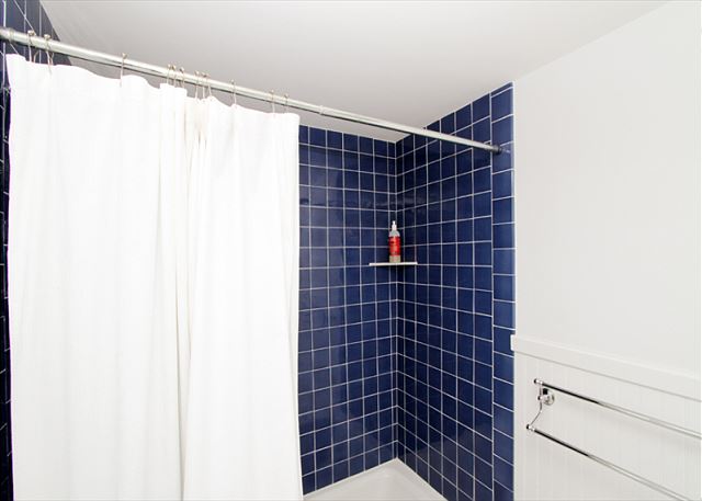 Full Bath (alternate view) Full Bath (alternate view)