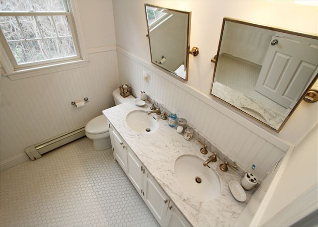 Full Bath (2nd Level) Full Bath (2nd Level)