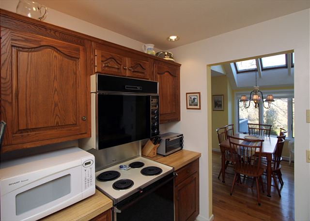 Well Equipped Kitchen Well Equipped Kitchen
