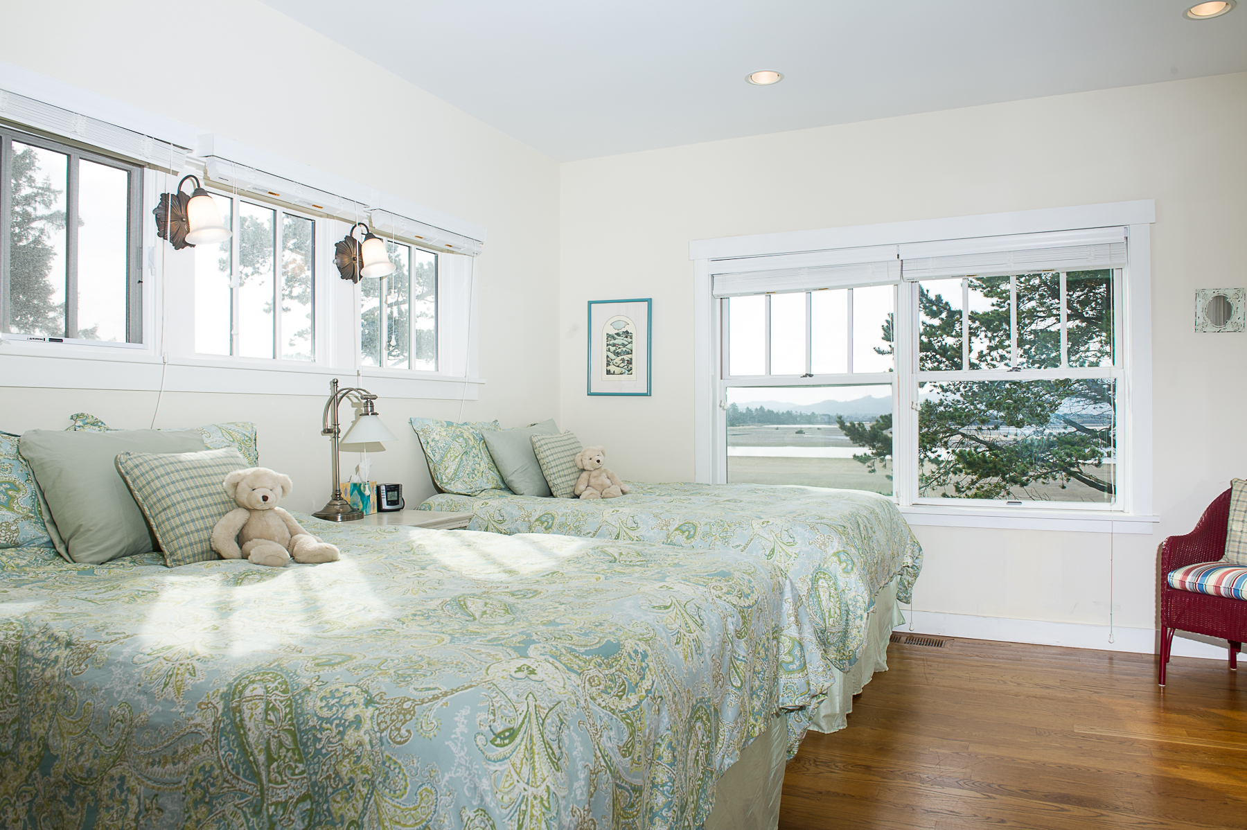 Big House Inside Bedroom big house - little beach - oregon beach vacation rentals Big House Inside Bedroom big house - little beach - oregon beach vacation rentals