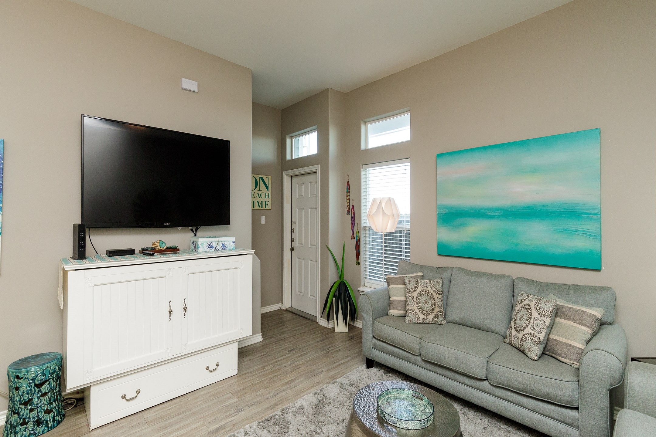 Chic and cozy living area with a queen size sleeper sofa 