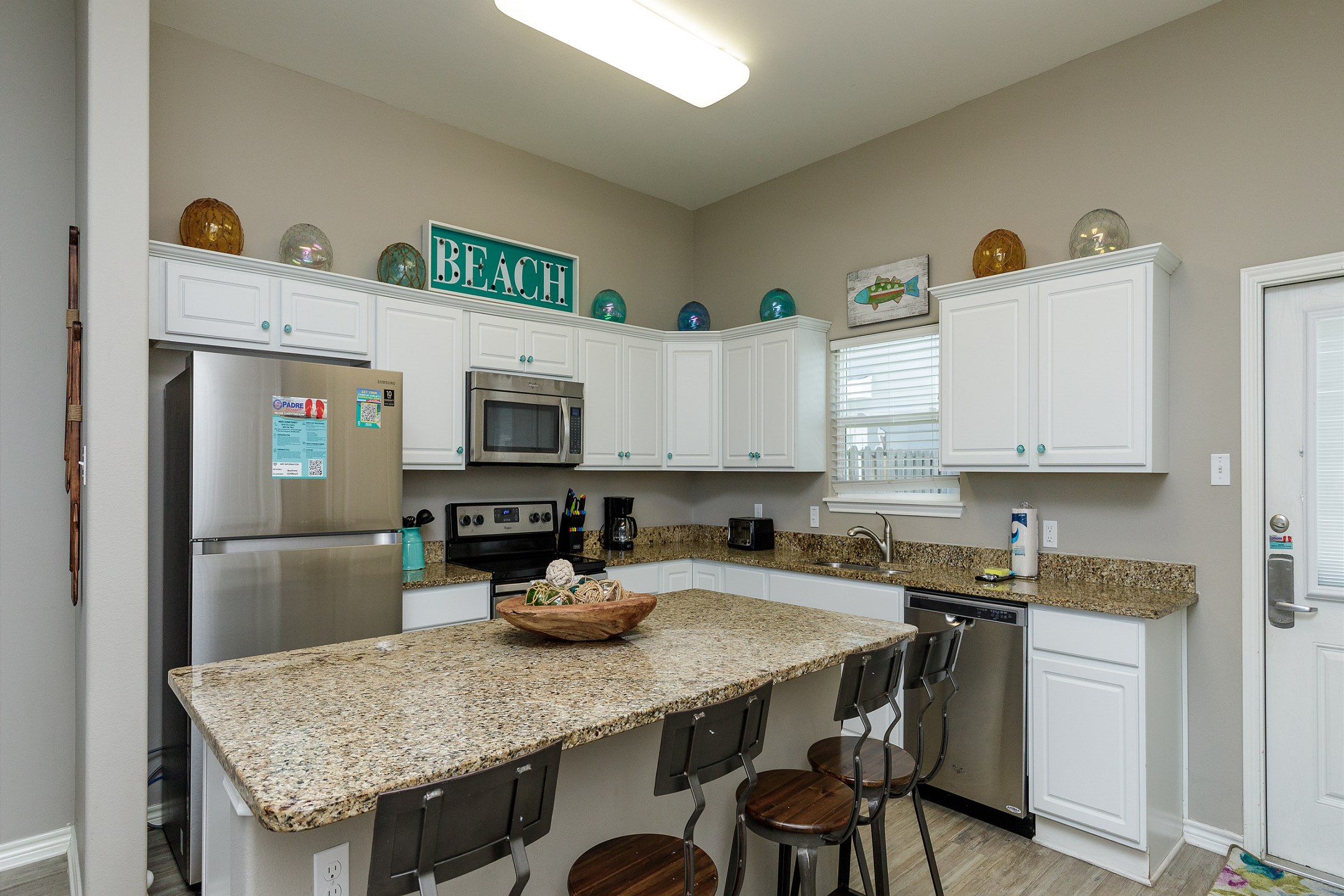 Breakfast bar and well-equipped kitchen
